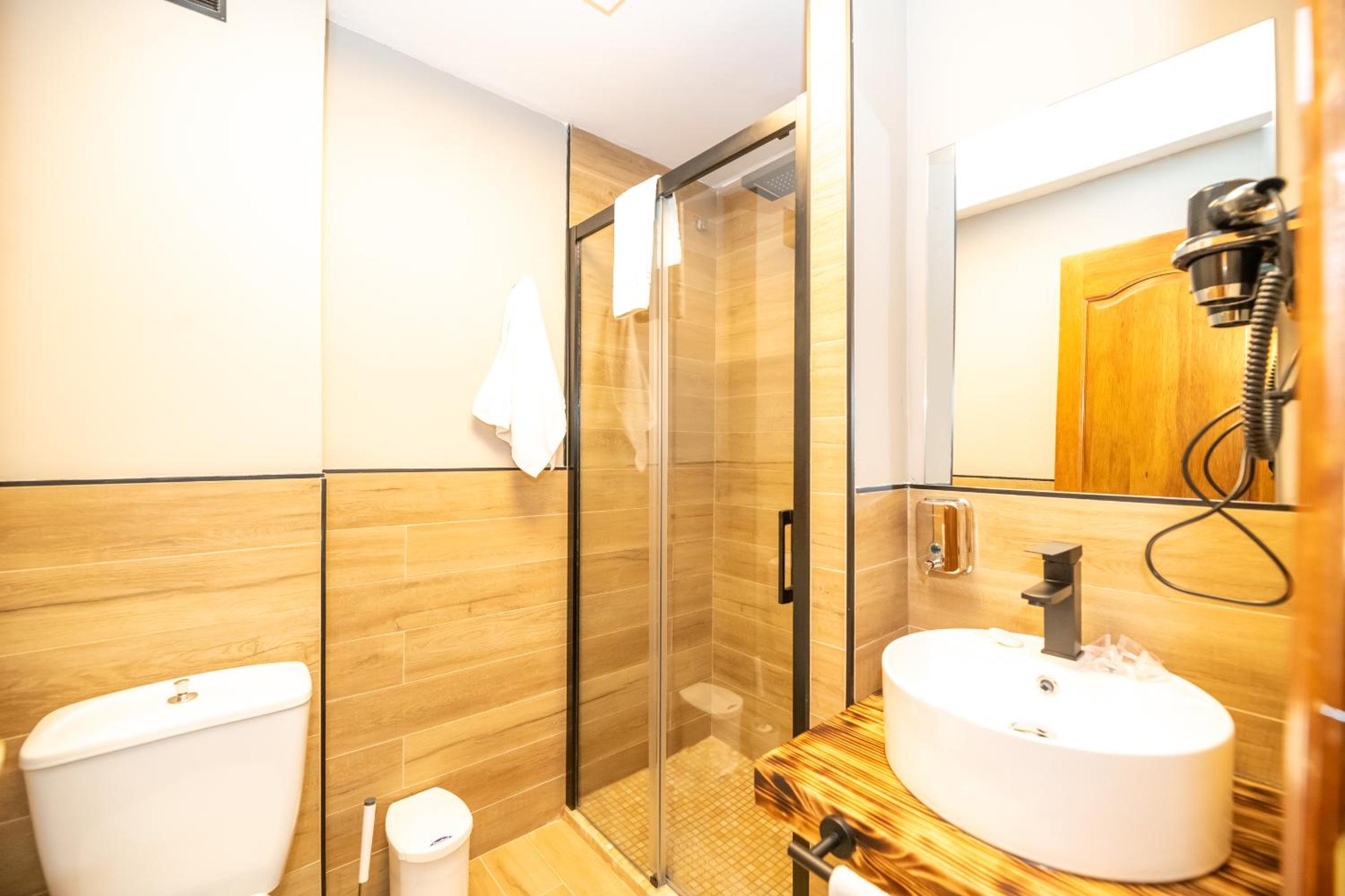 Standard Double or Twin Room - Photo 4