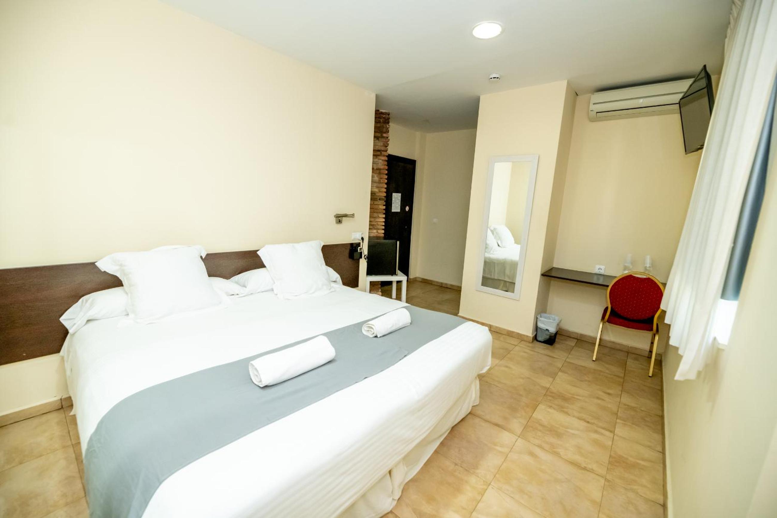 Standard Double or Twin Room - Photo 23
