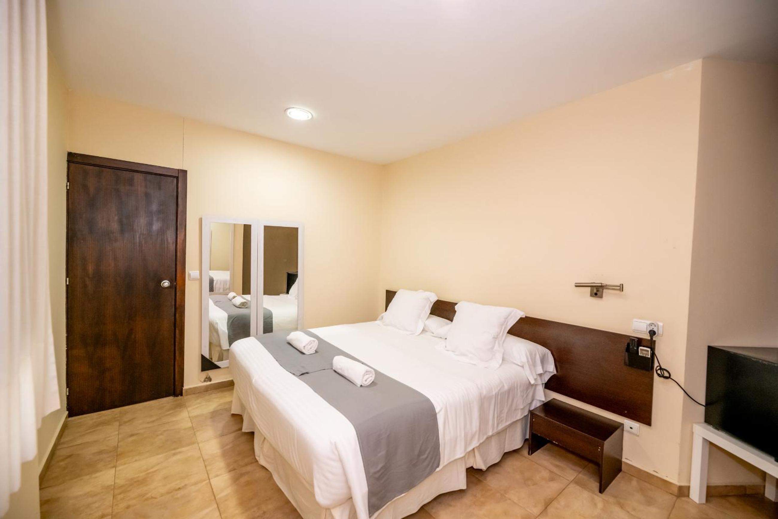 Standard Double or Twin Room - Photo 12