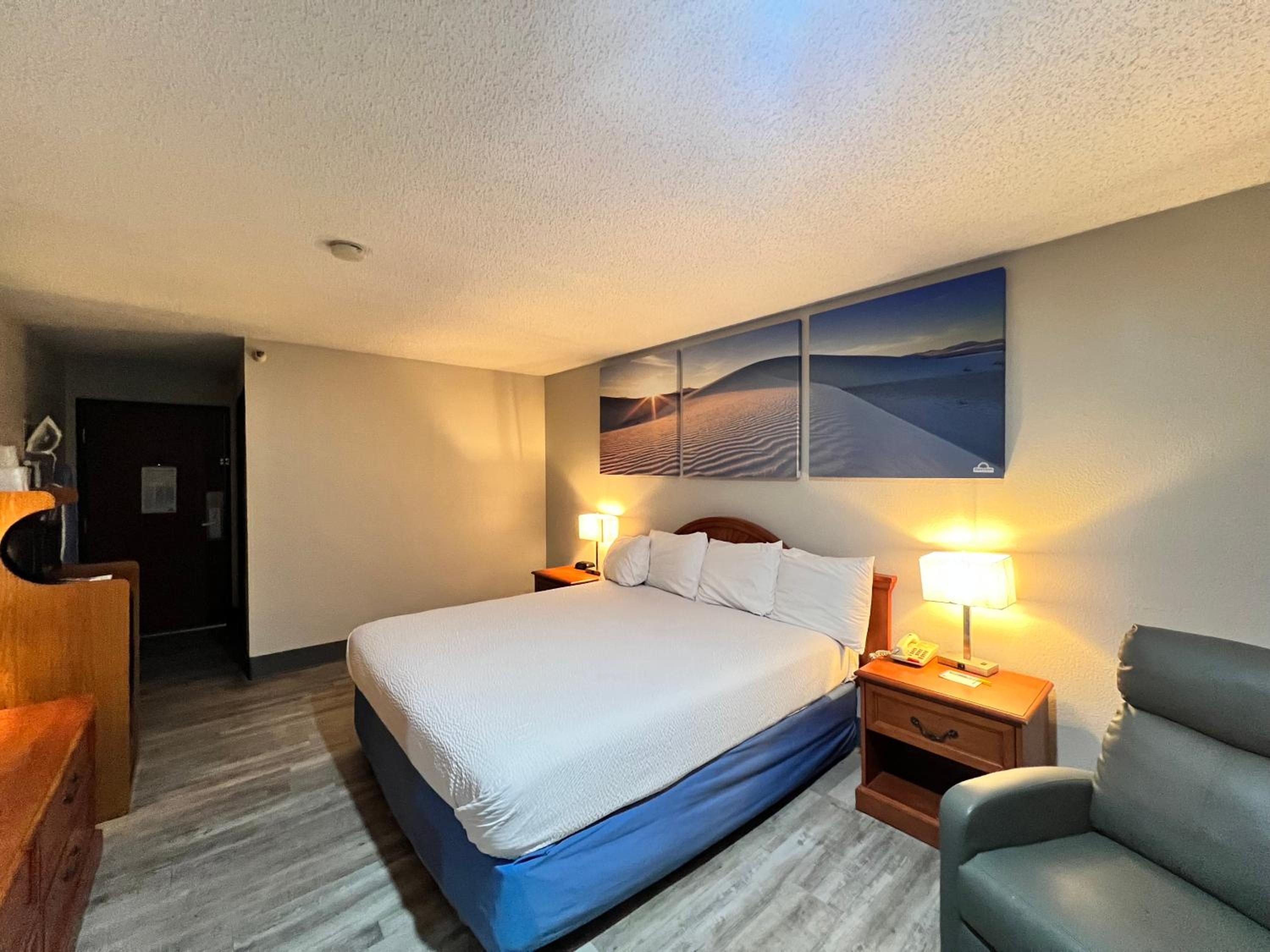 King Room - Non-Smoking - Photo 5