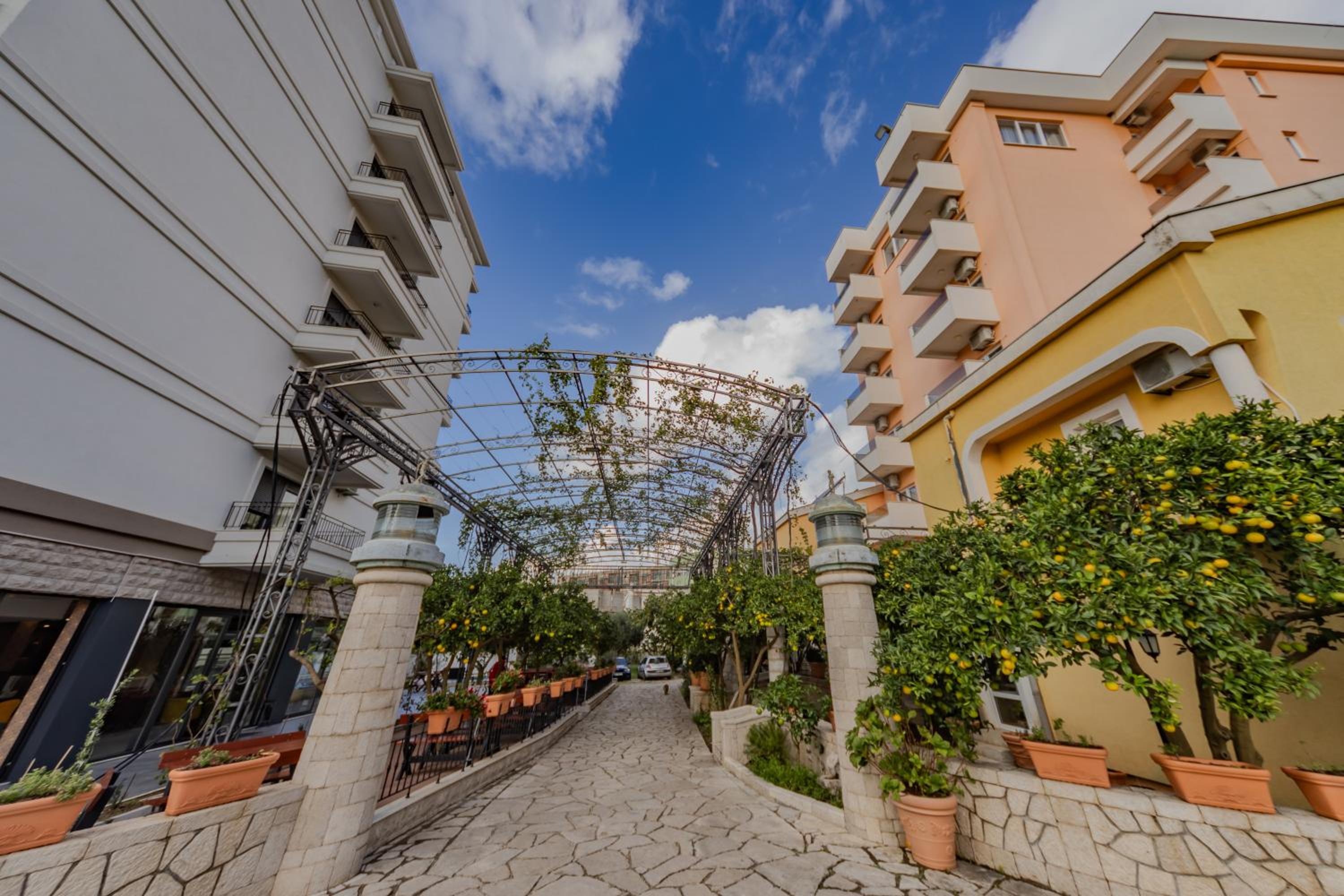 Double or Twin Room with Balcony - Photo 8
