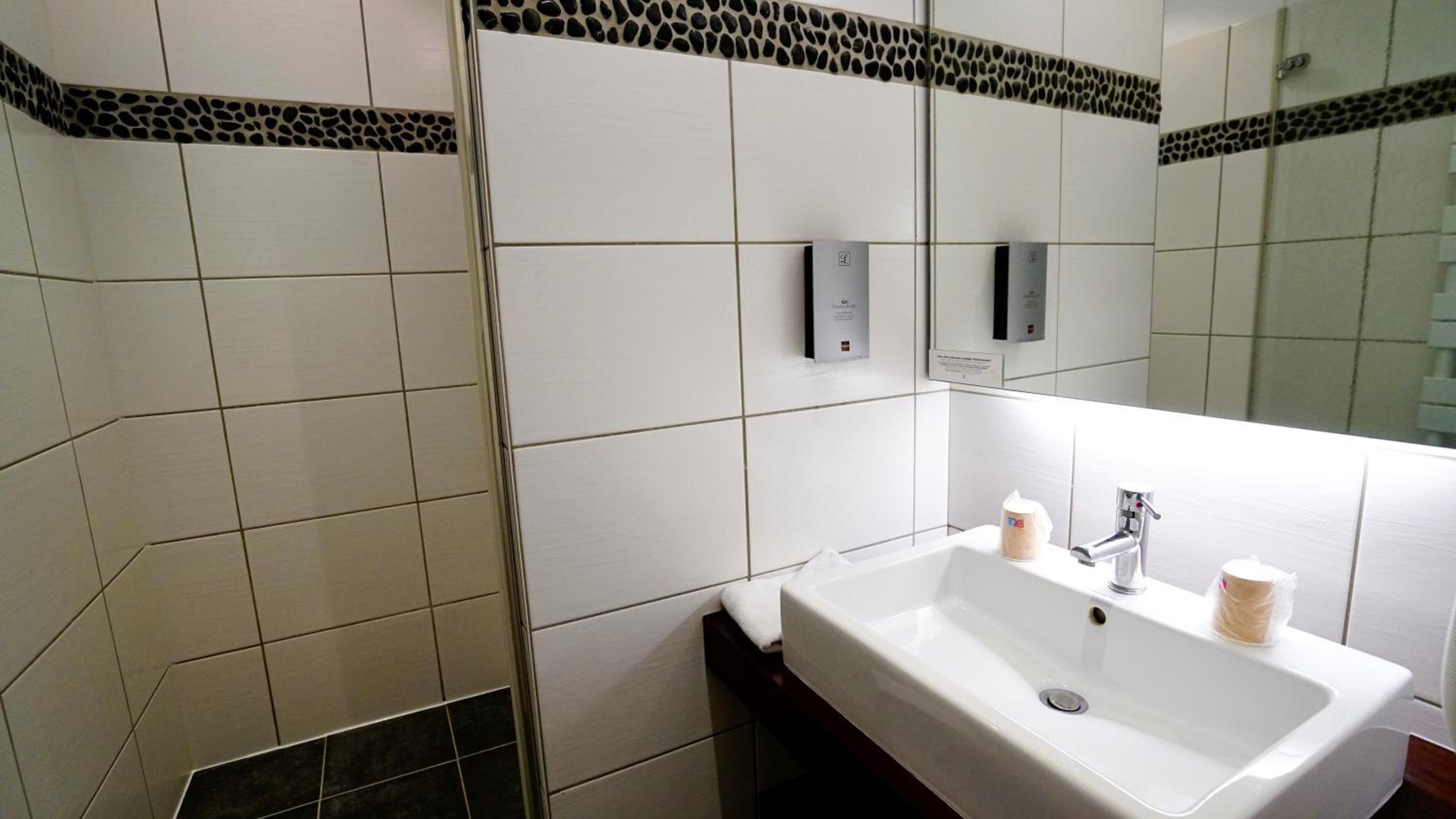 Superior Double Room with Shower - Photo 3