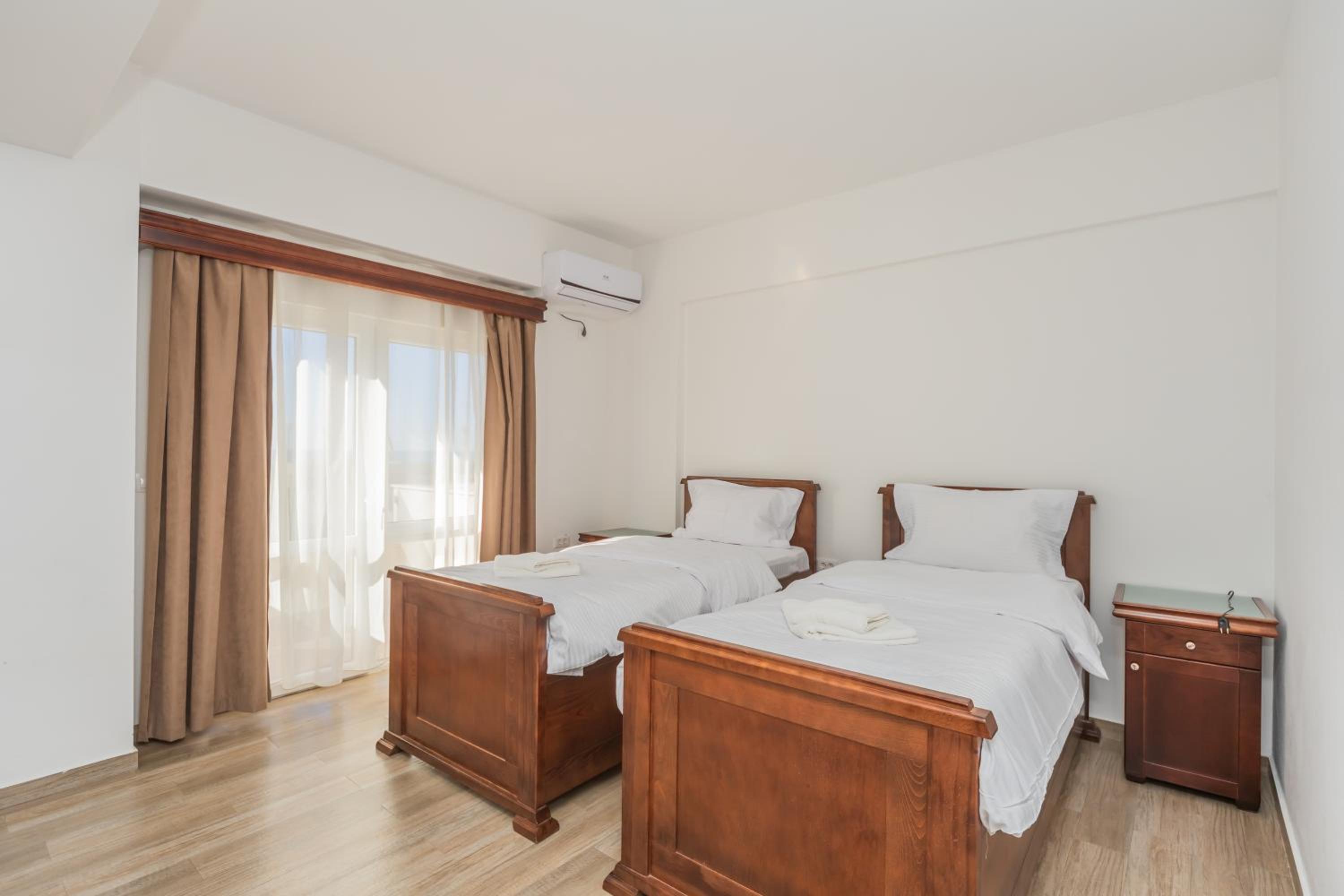 Double or Twin Room with Balcony - Photo 4