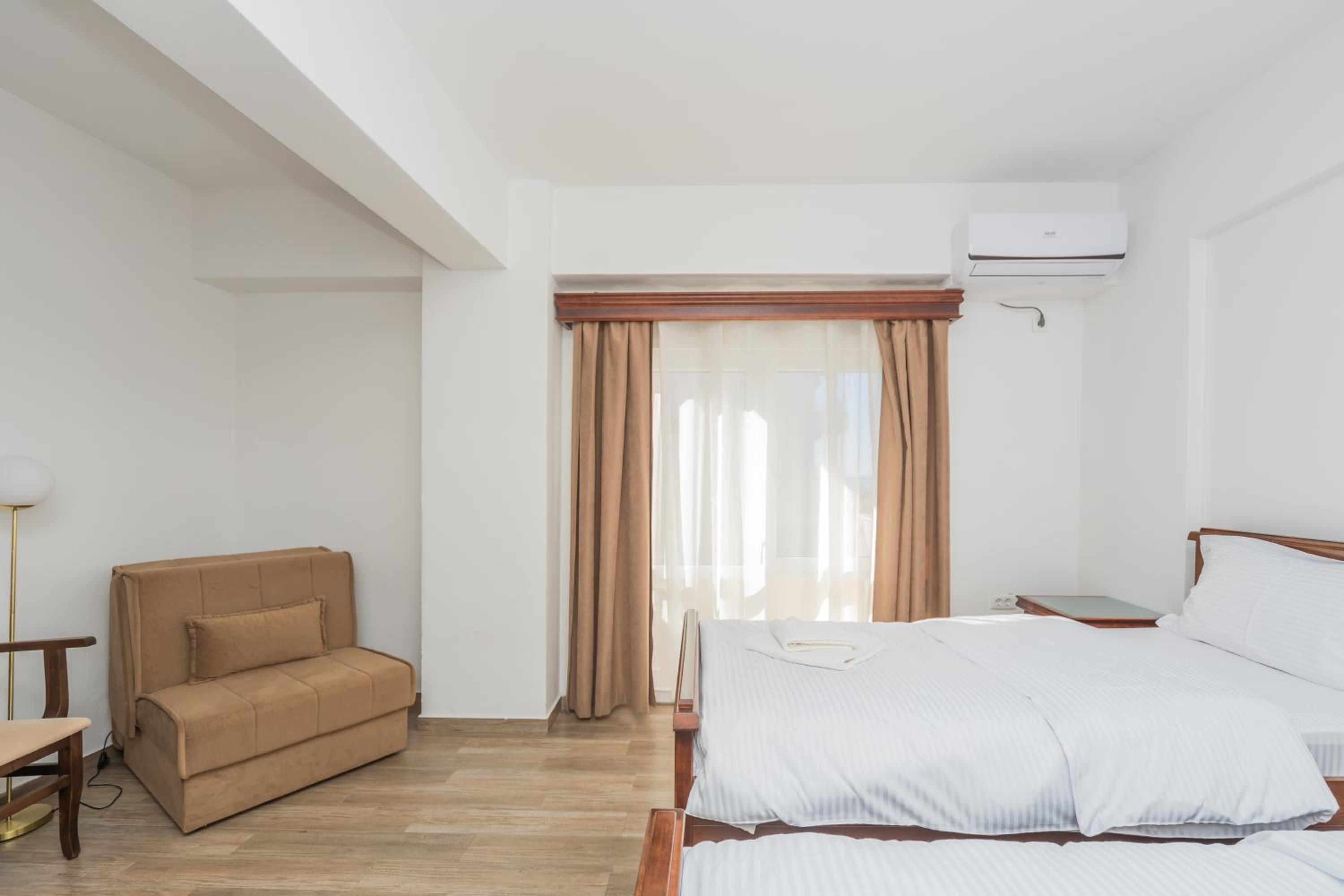 Double or Twin Room with Balcony - Photo 6