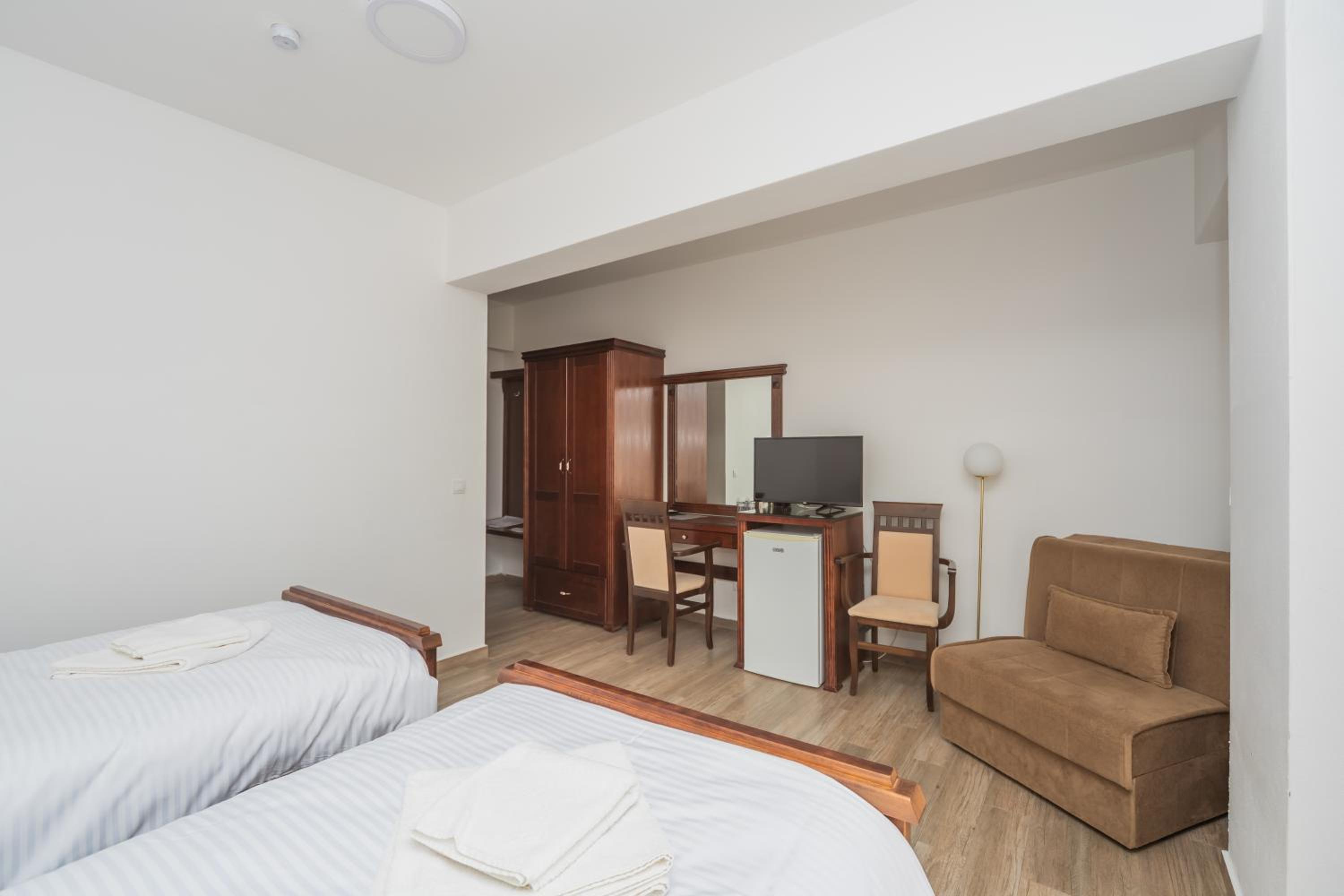 Double or Twin Room with Balcony - Photo 5