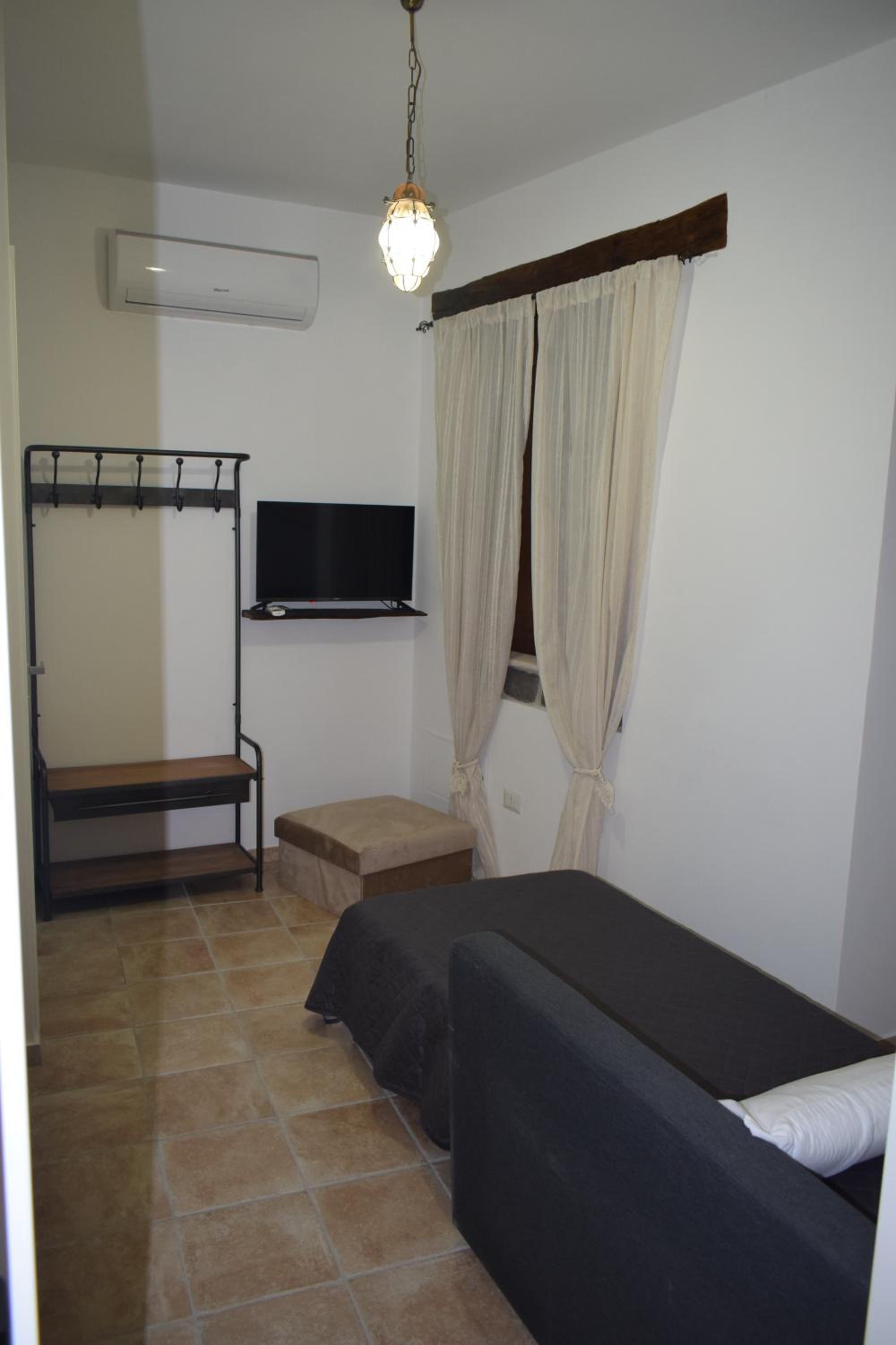 Large Double Room - Photo 1
