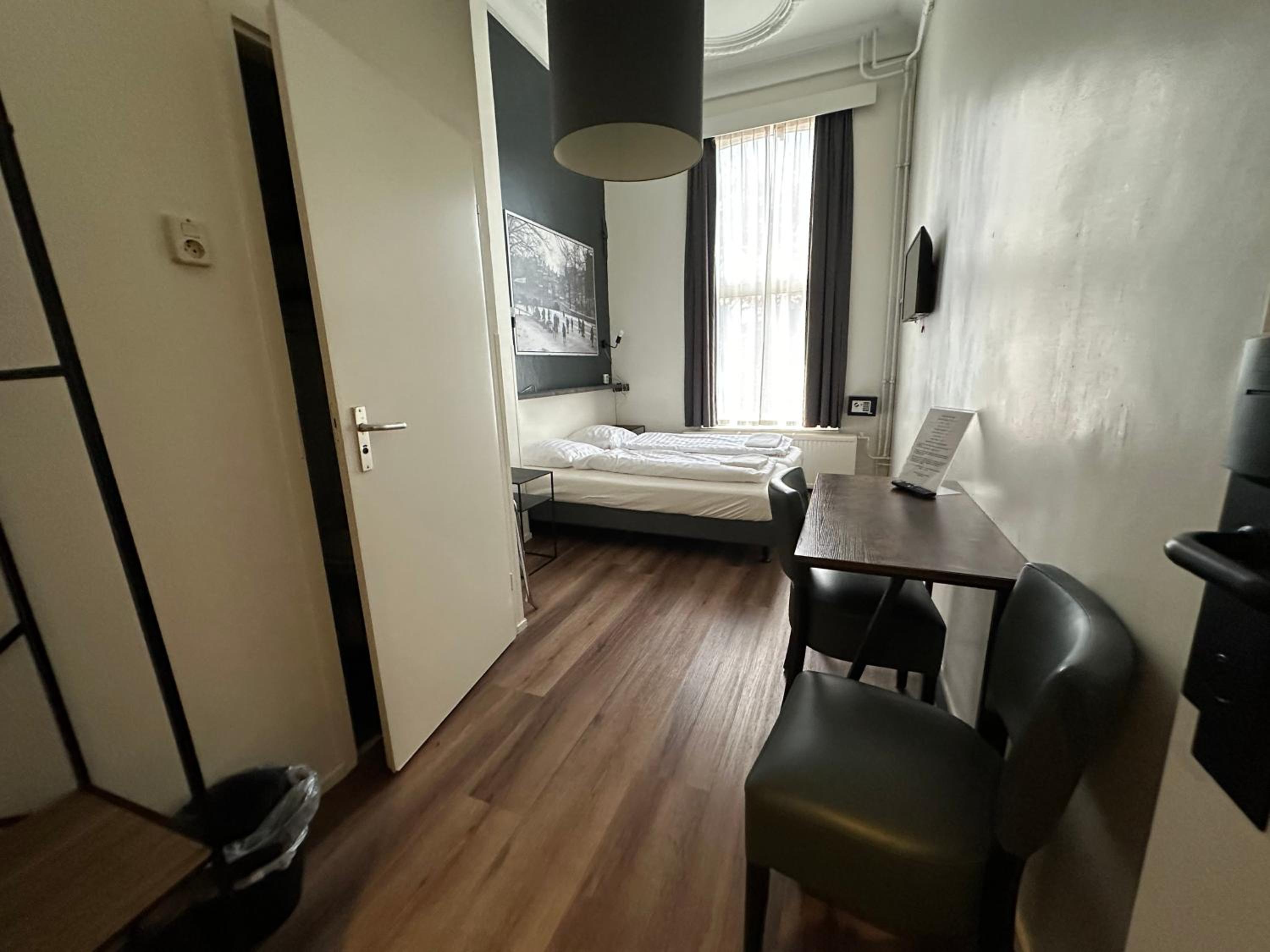 Twin Room with Bathroom photo 1