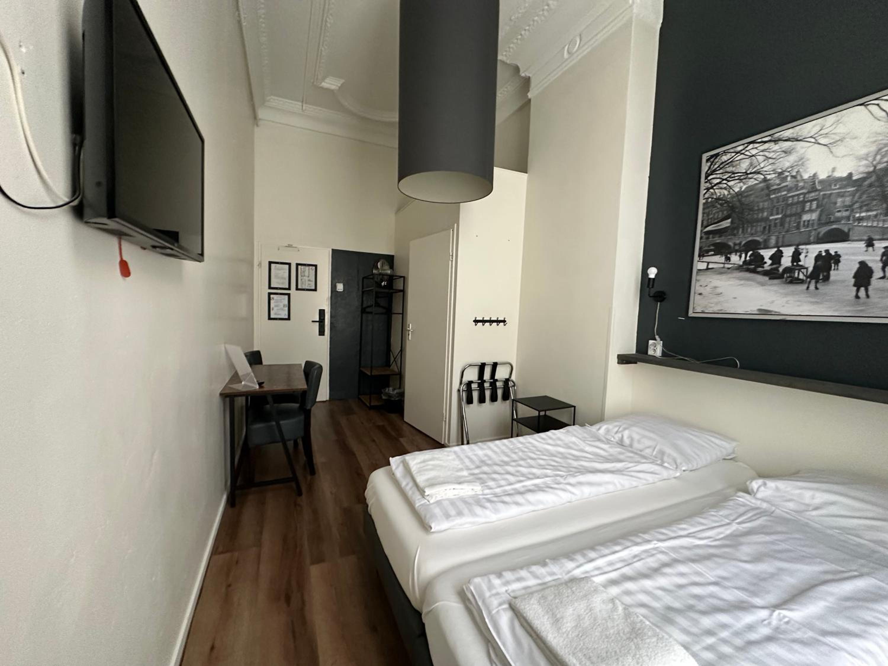 Twin Room with Bathroom photo 3
