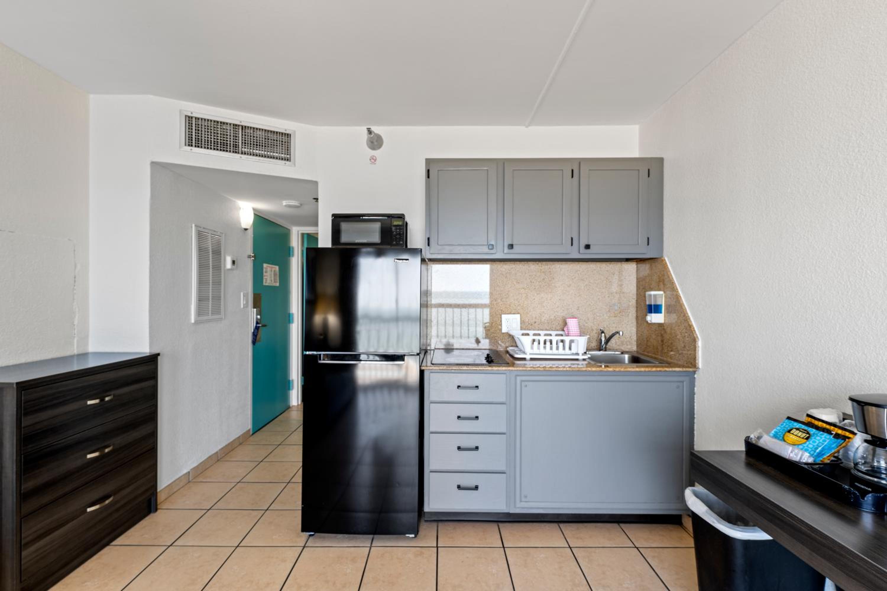 Queen Suite - Photo 10