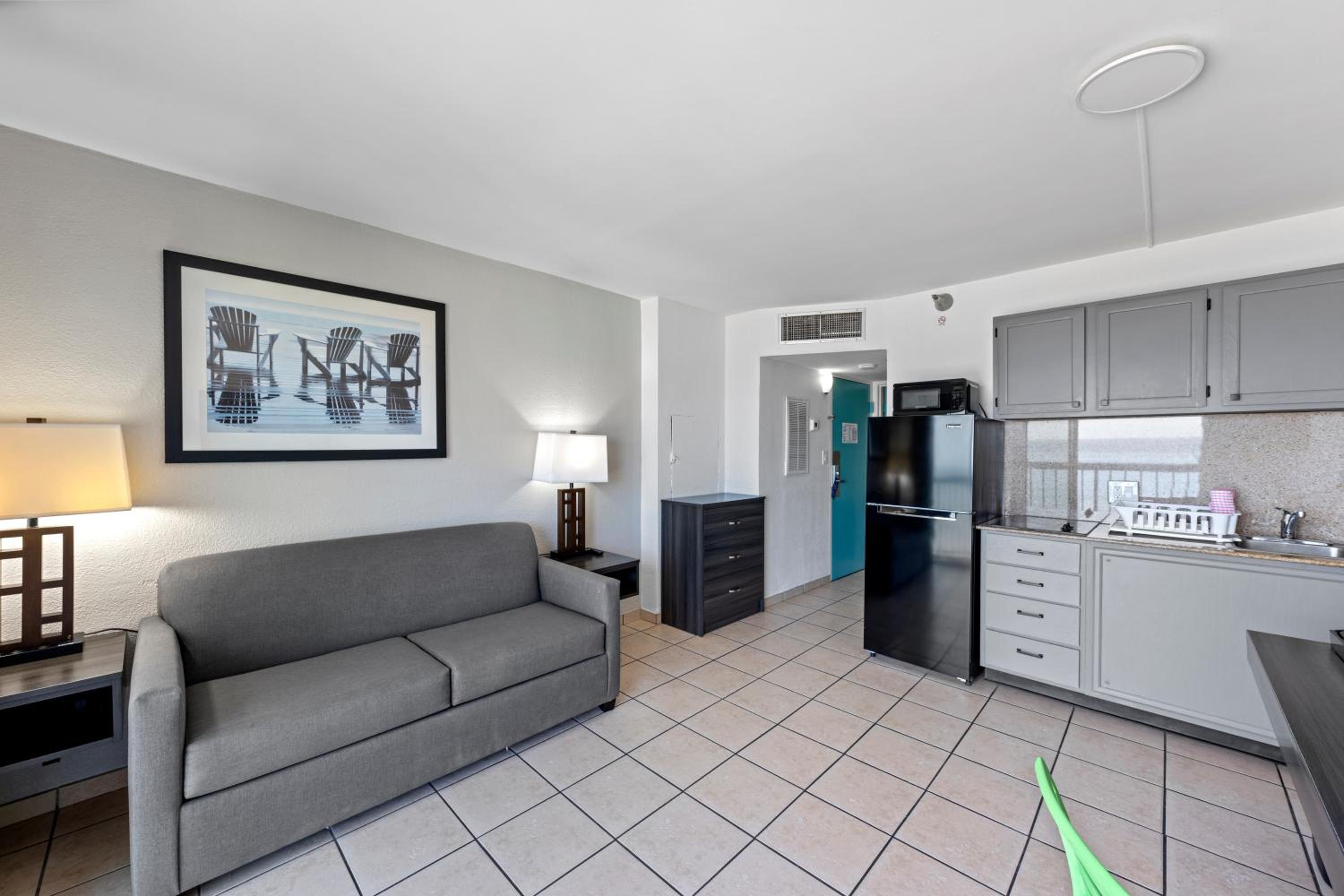 Queen Suite - Photo 11