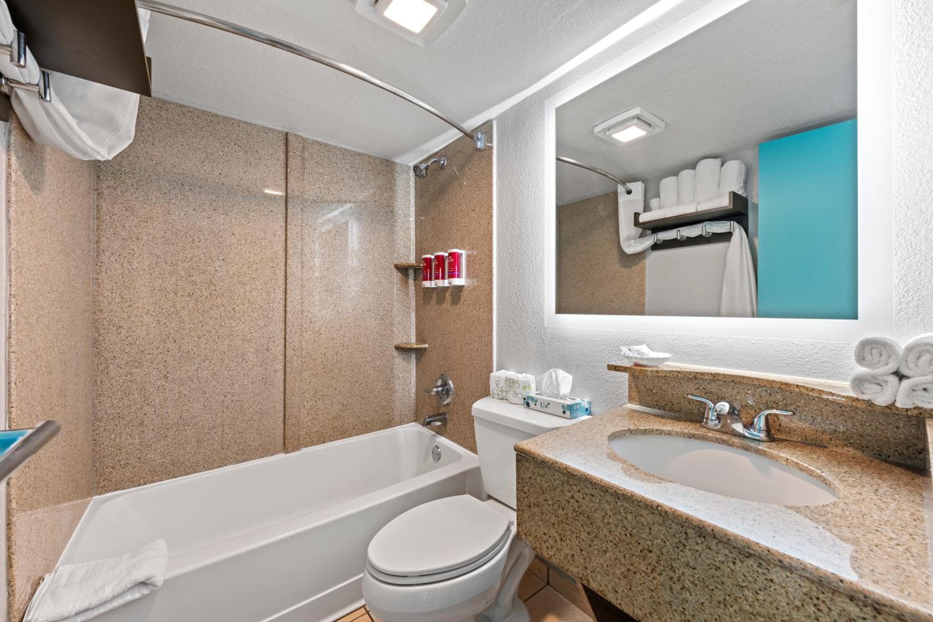 Suite with Two Double Beds and Balcony - Photo 13