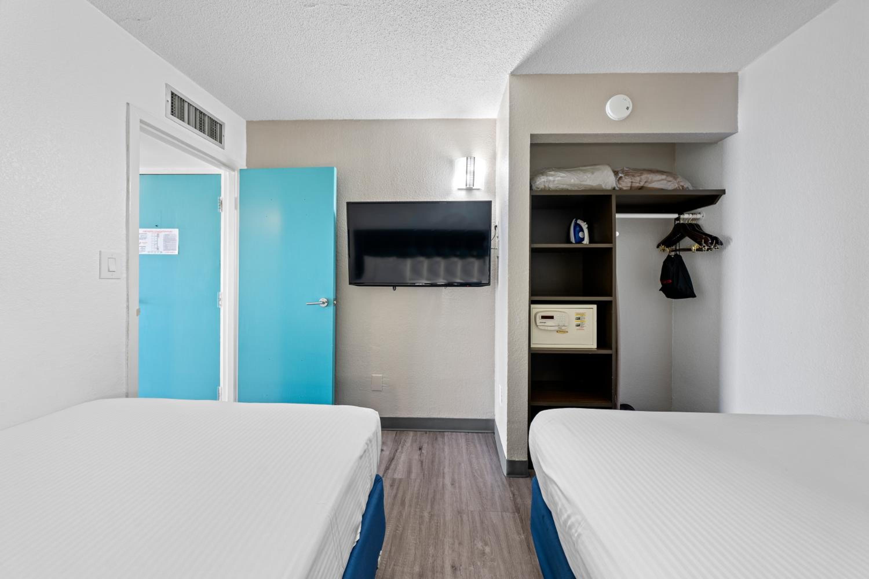 Suite with Two Double Beds and Balcony - Photo 15