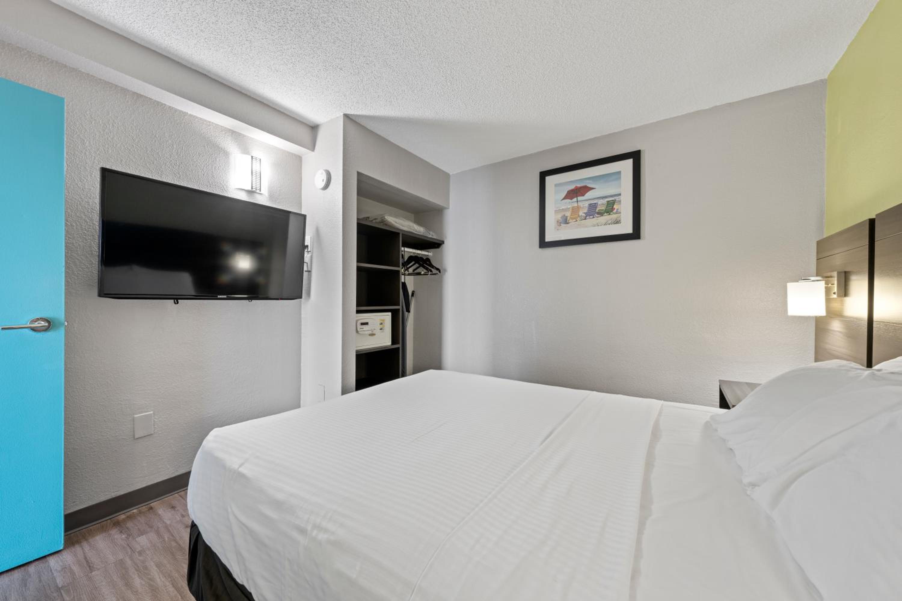 Queen Suite - Photo 15