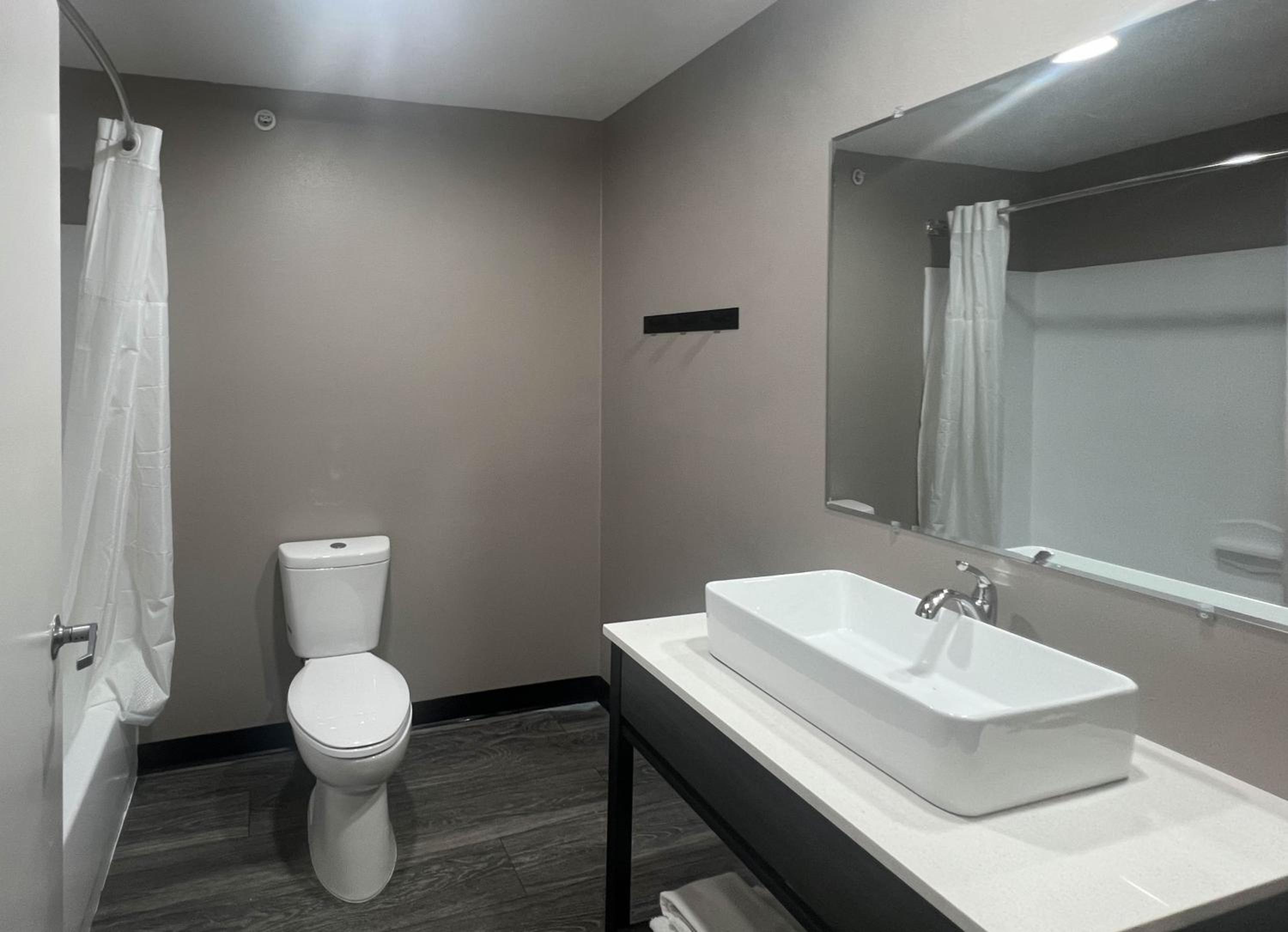 King Room - Non-Smoking - Photo 3