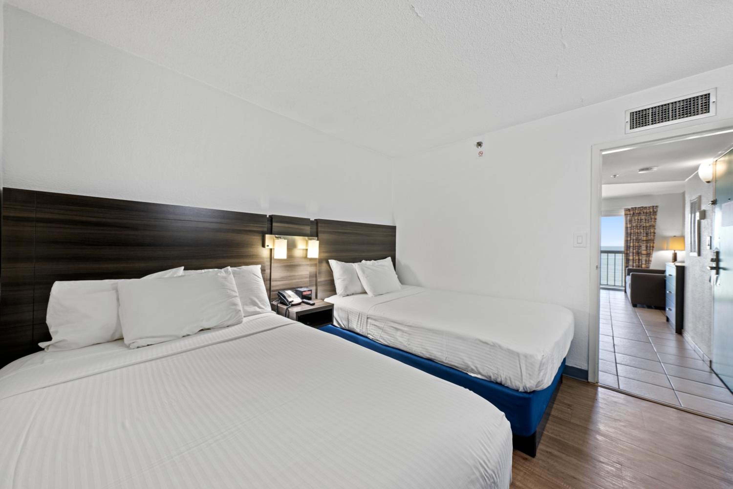 Suite with Two Double Beds and Balcony - Photo 16
