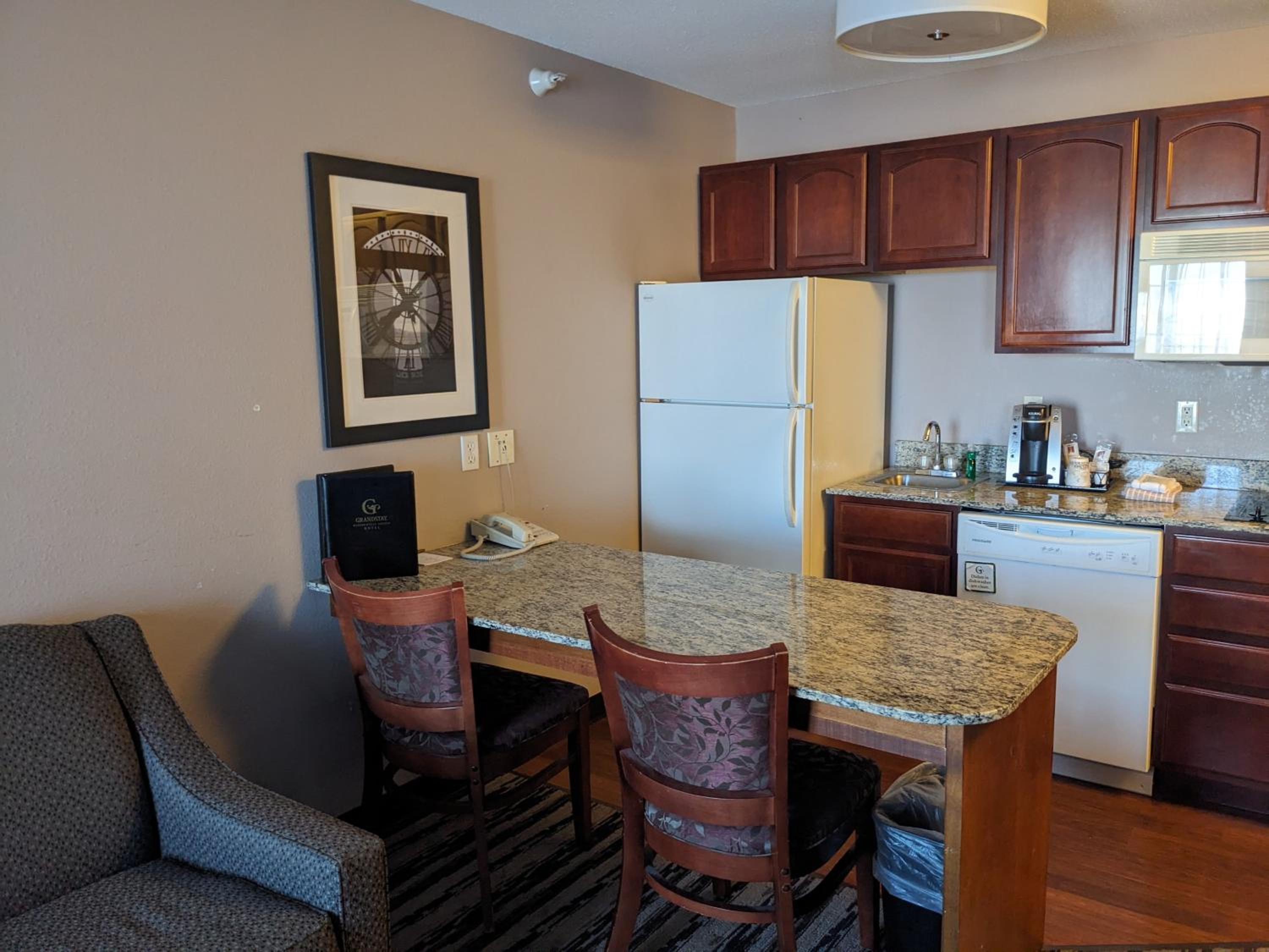 One-Bedroom Suite - Photo 7
