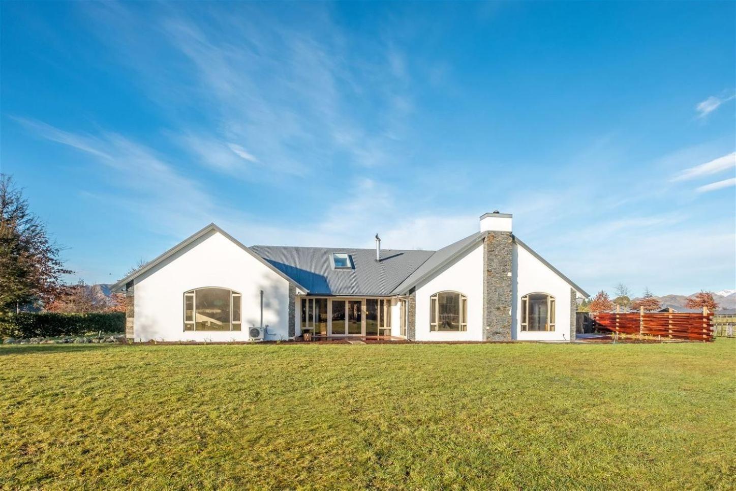 Five-Bedroom House photo 2