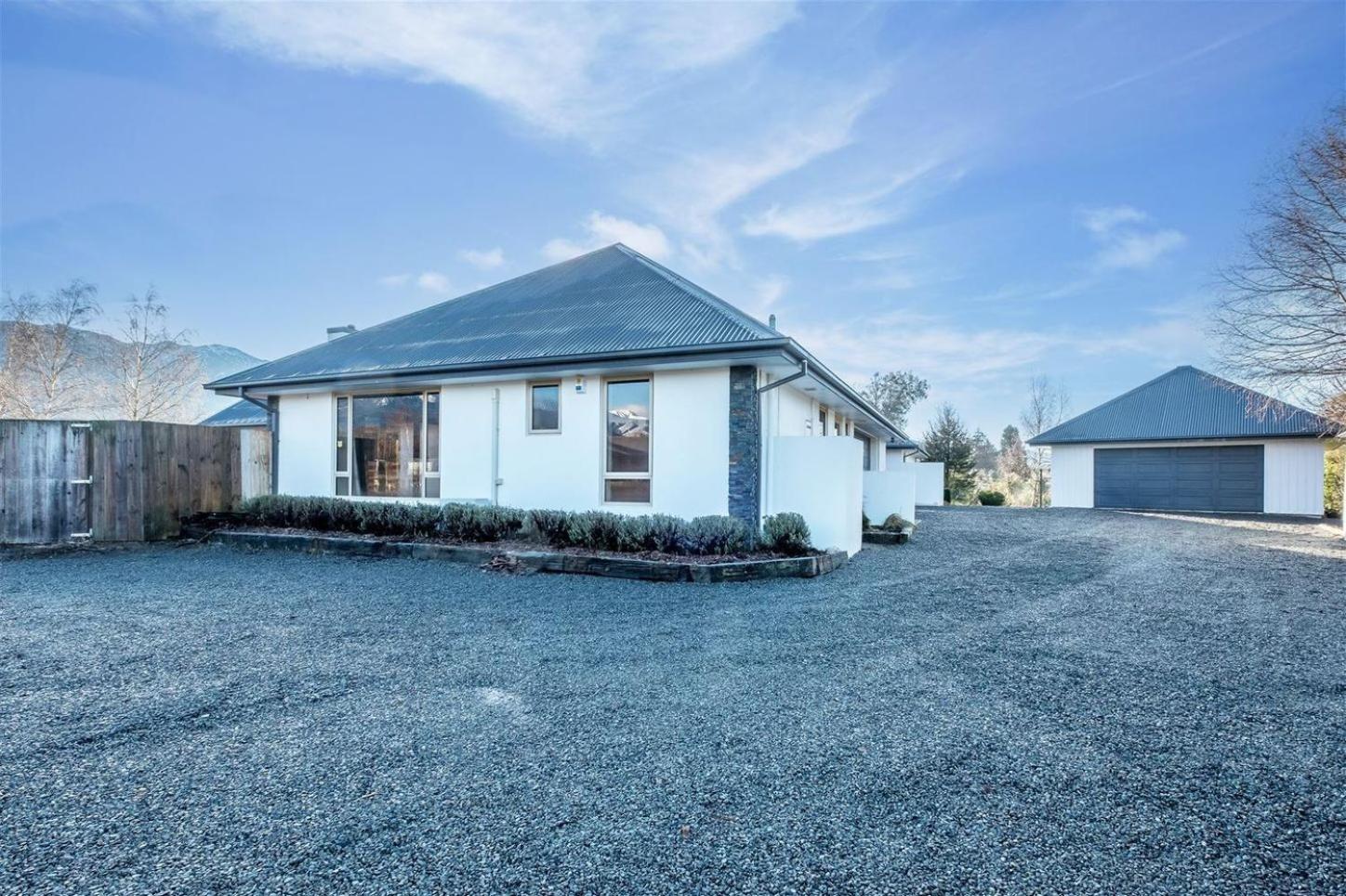 Five-Bedroom House photo 1