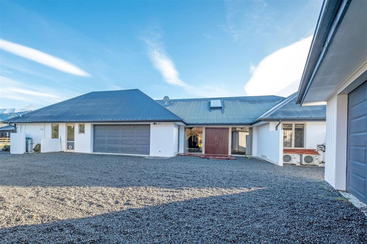 Five-Bedroom House photo 3