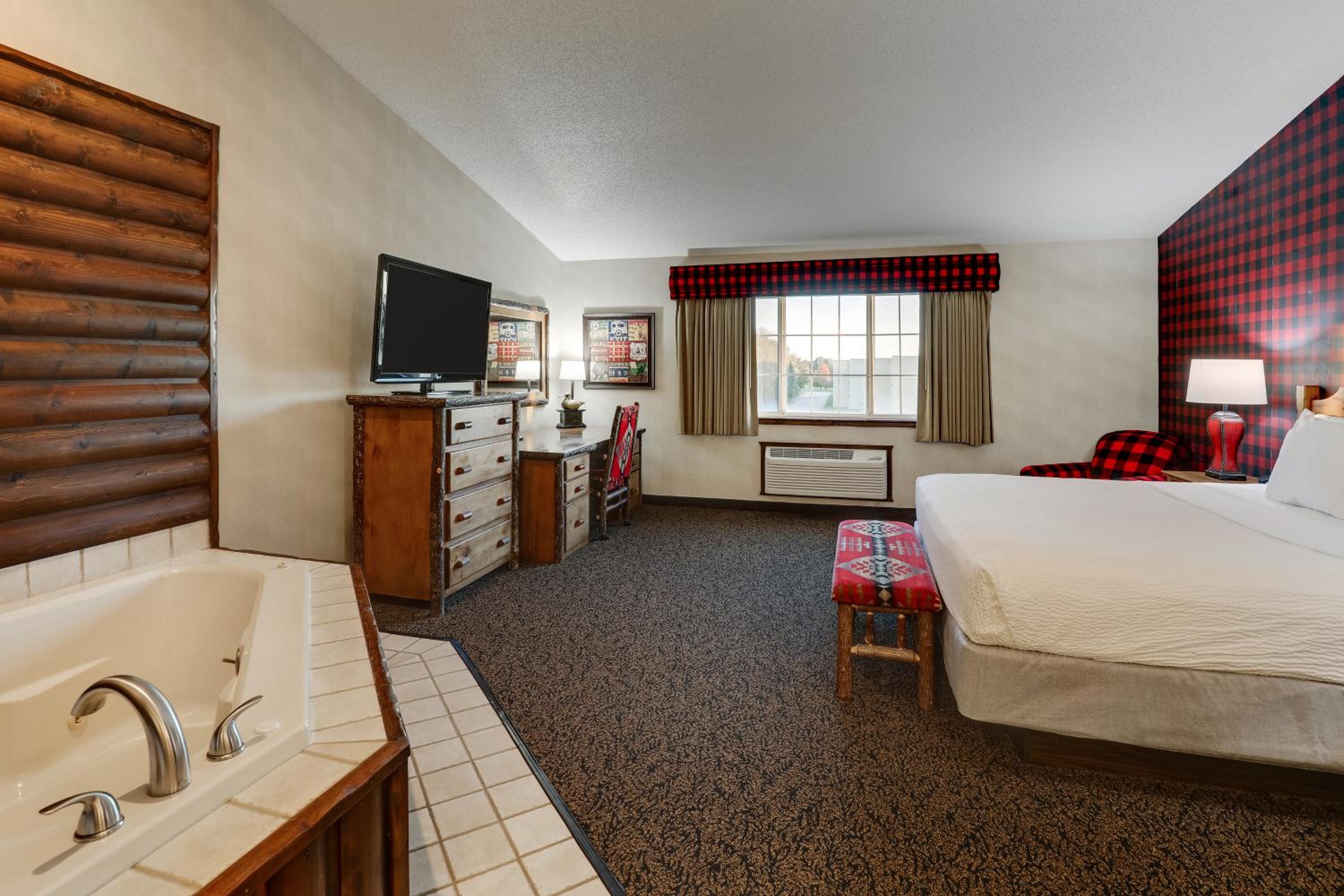 Suite with Hot Tub - Photo 5