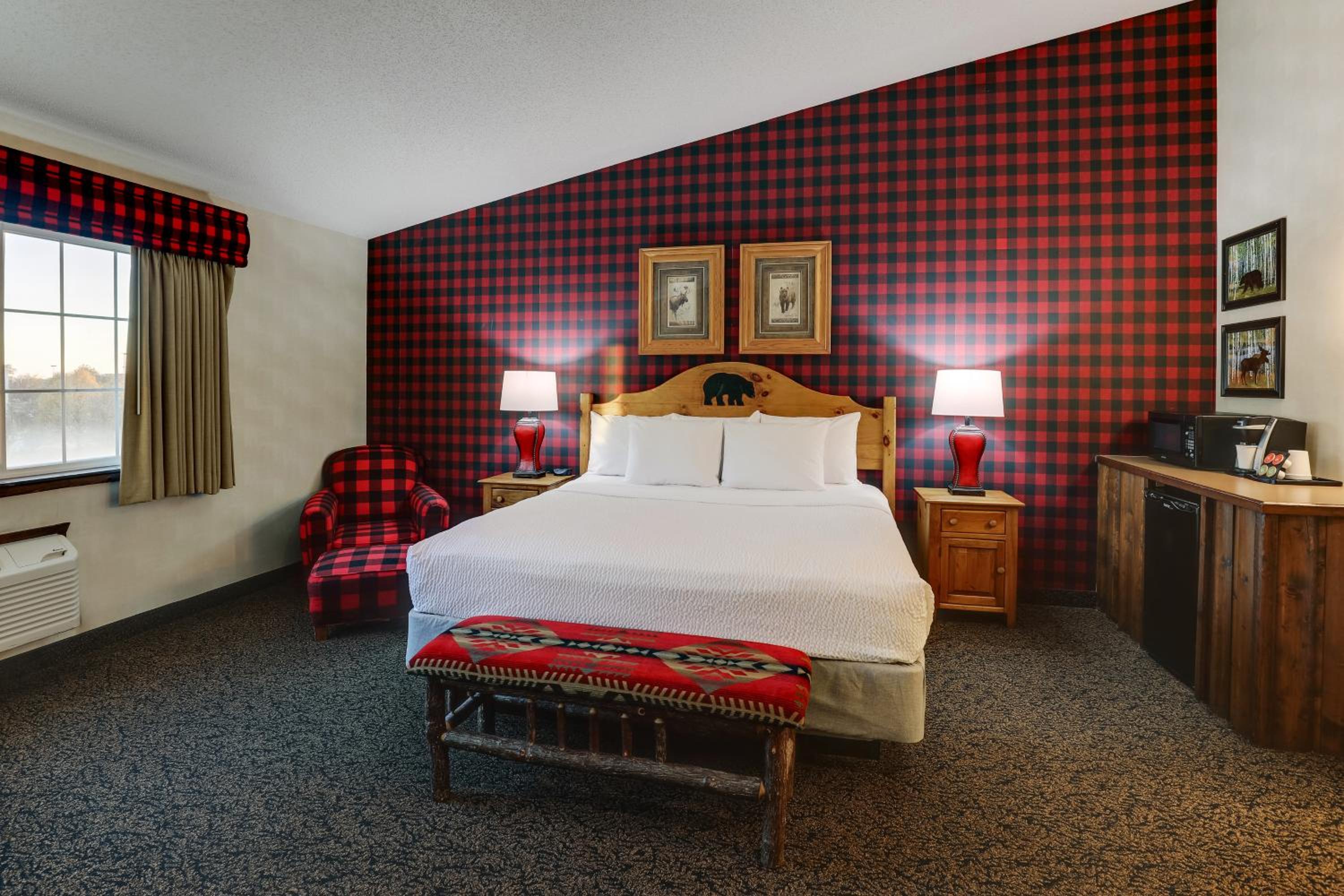 Suite with Hot Tub - Photo 6