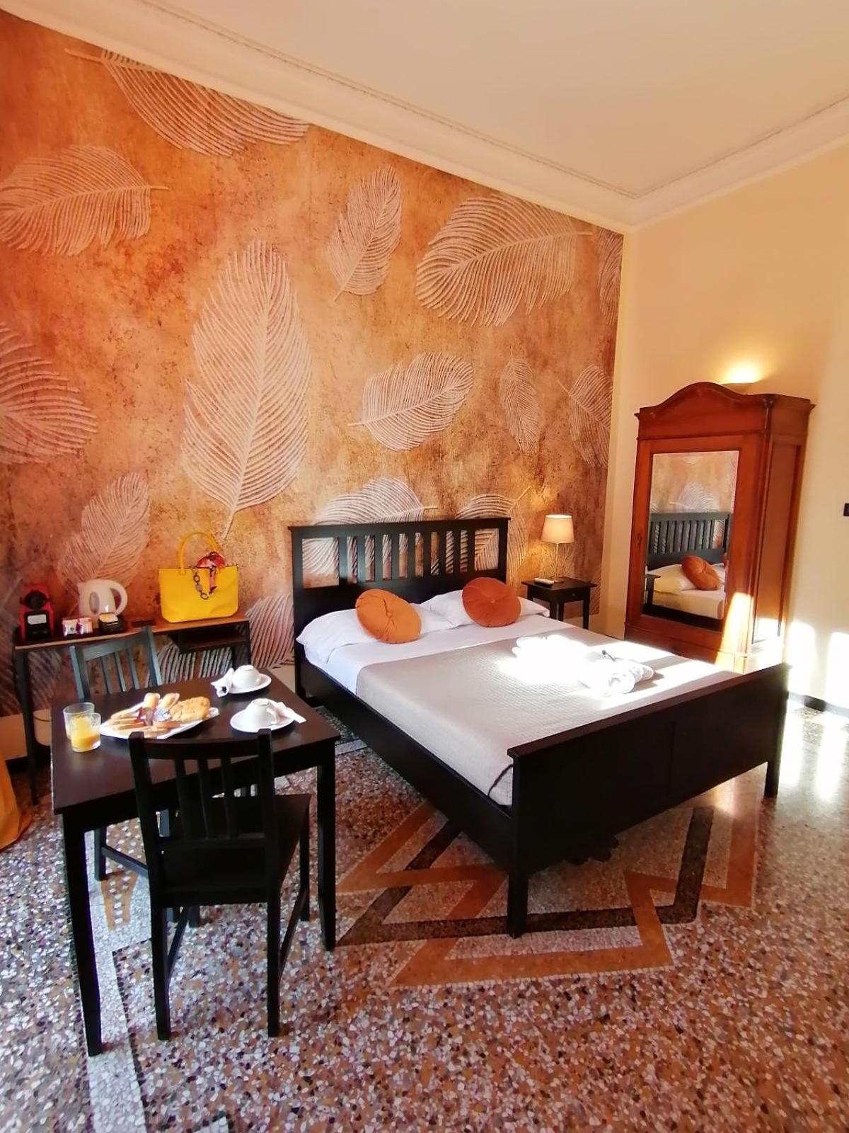 Double Room with Shared Bathroom photo 2