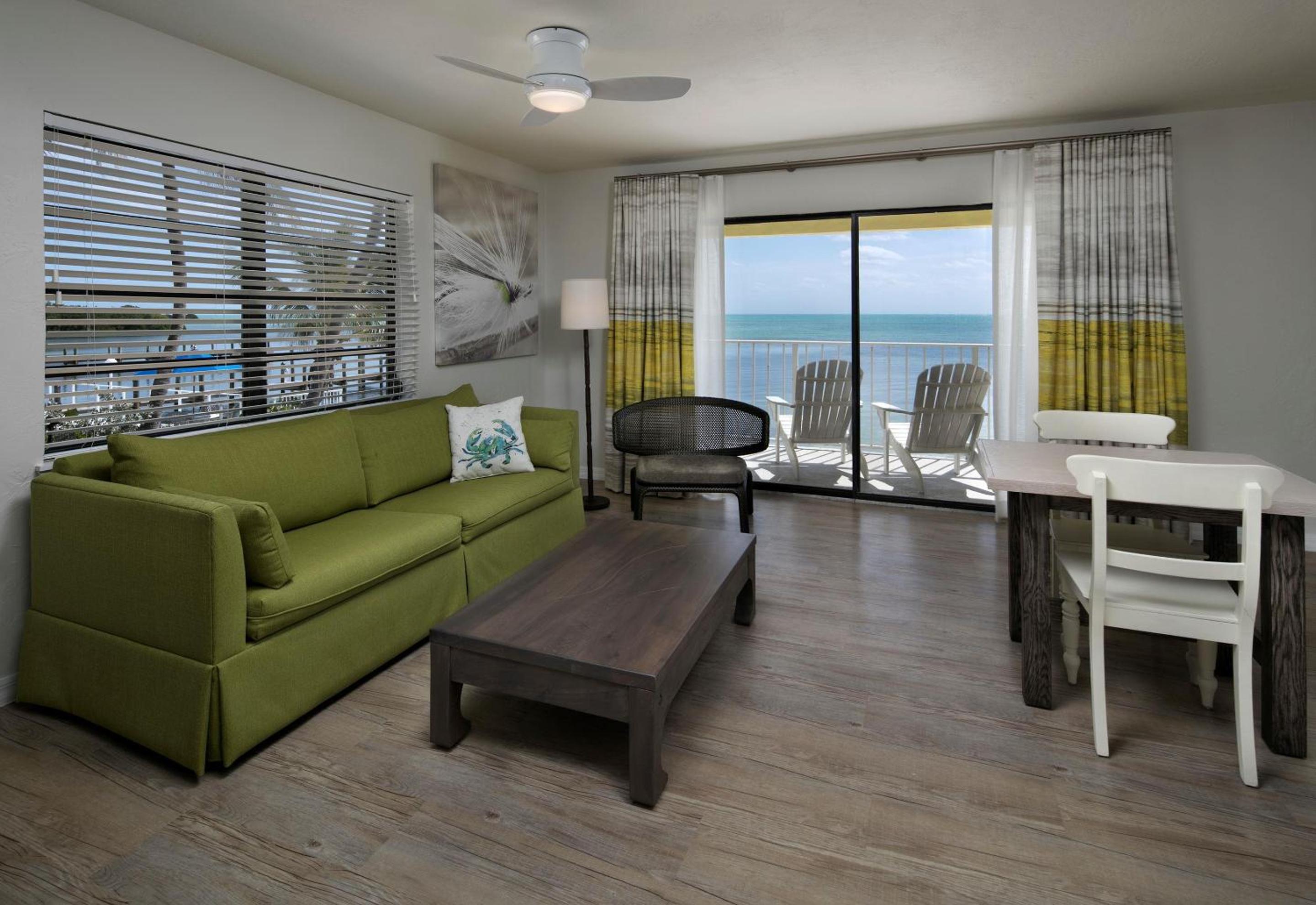 Suite - Photo 1