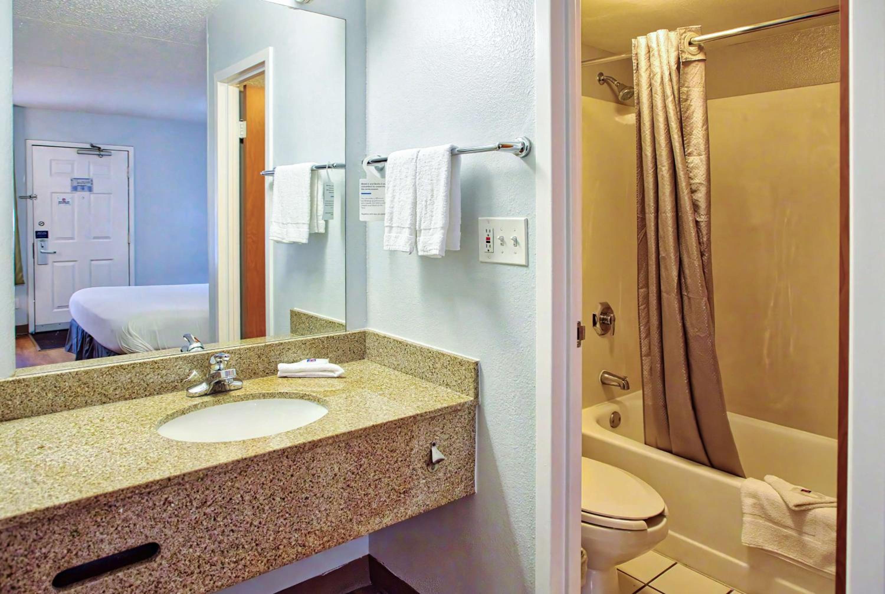 King Room - Disability Access photo 2