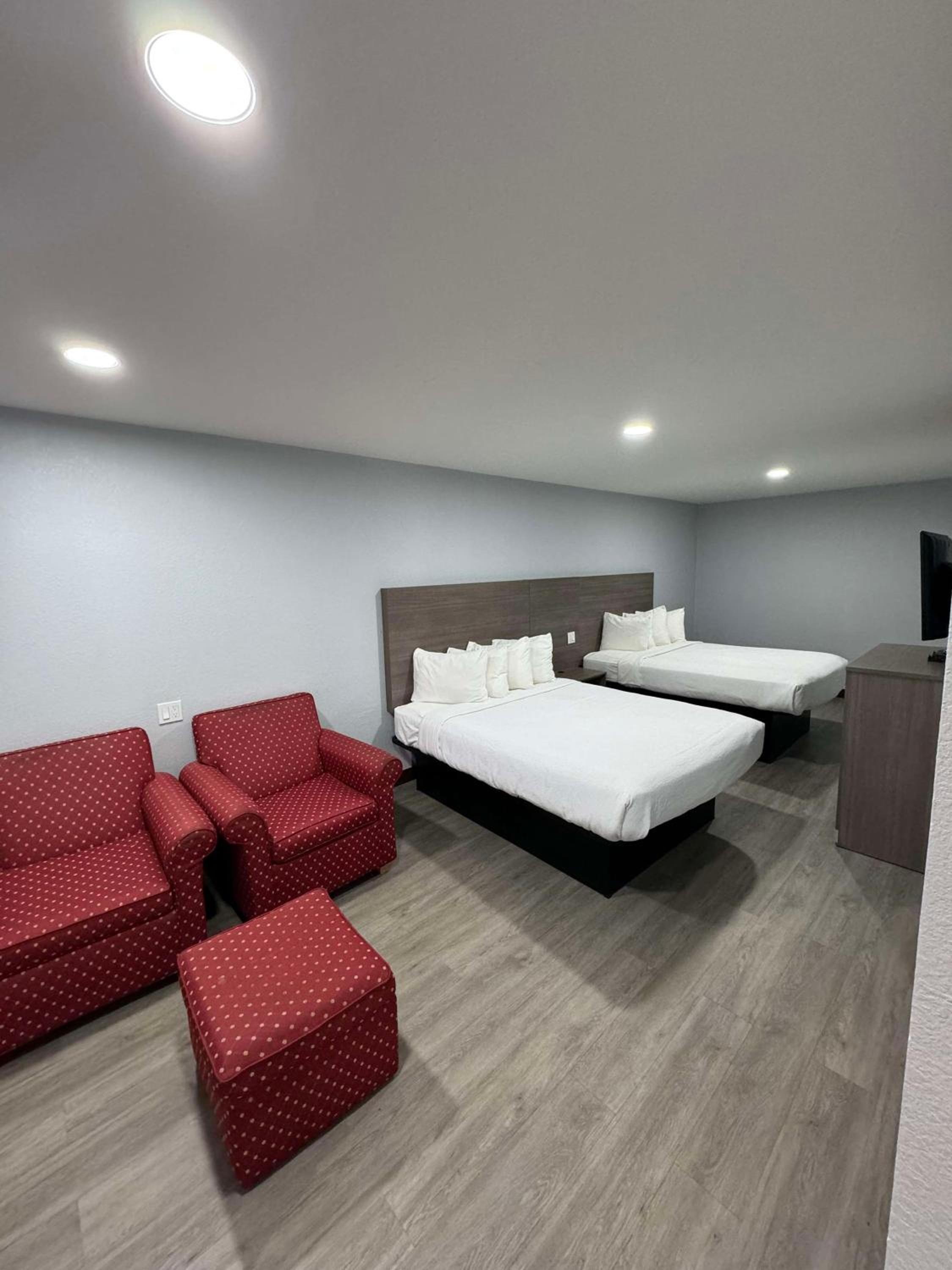 Room with One King Bed and Two Queen Beds photo 3