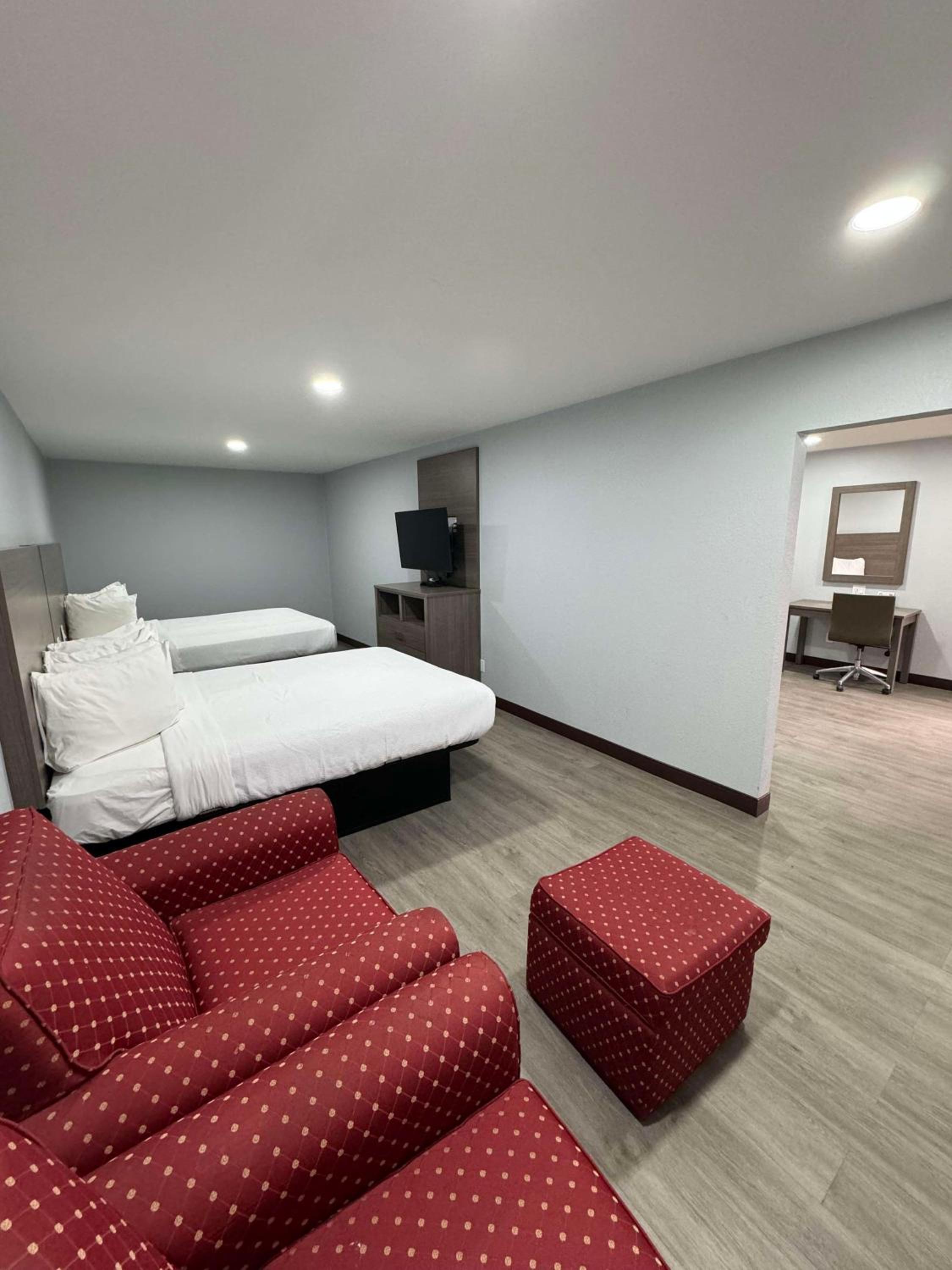 Queen Room with Two Queen Beds with Bath Tub - Mobility Accessible/Non-Smoking photo 2