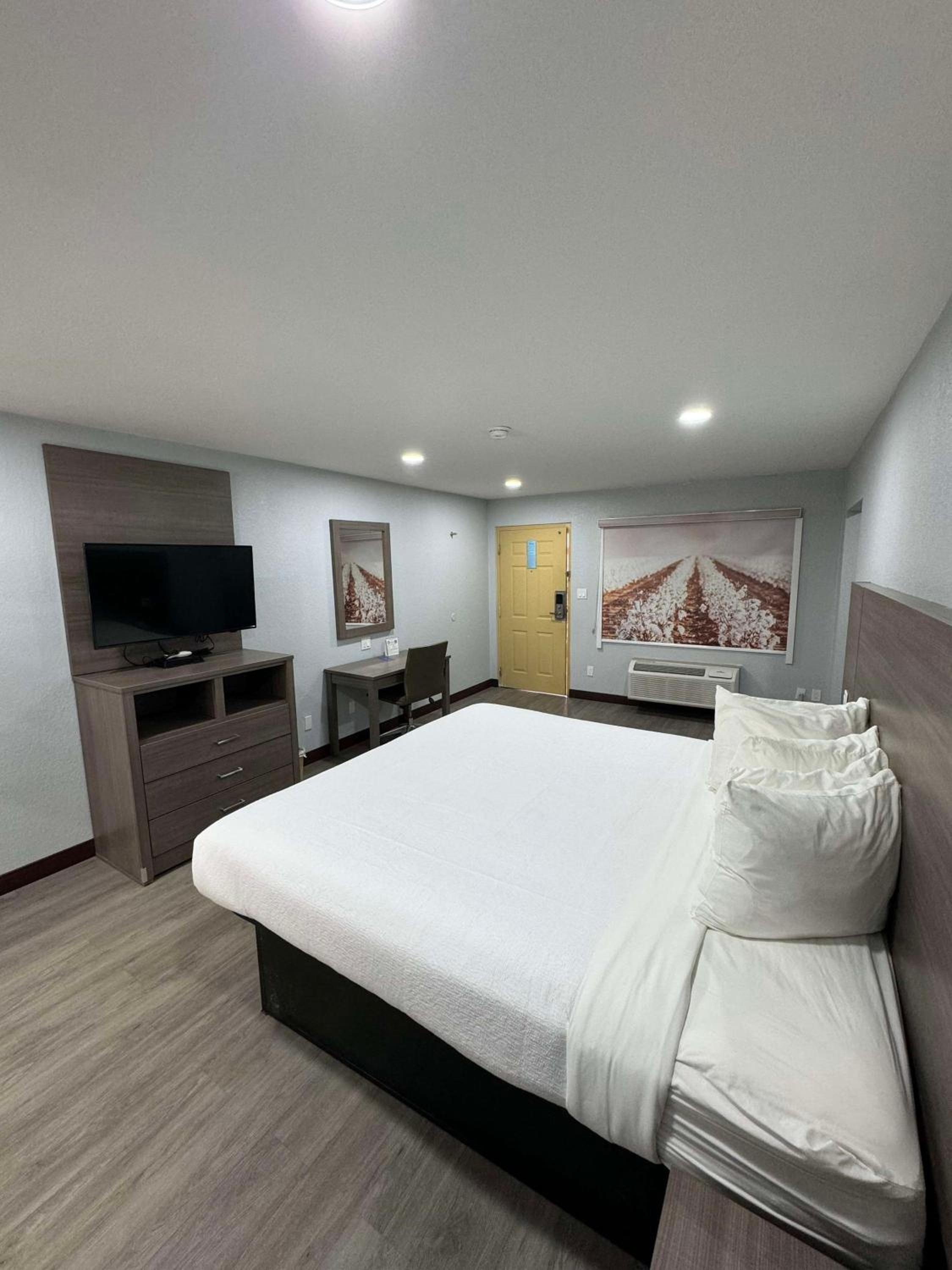 King Room with Bath Tub - Disability Access/Non-Smoking  photo 3