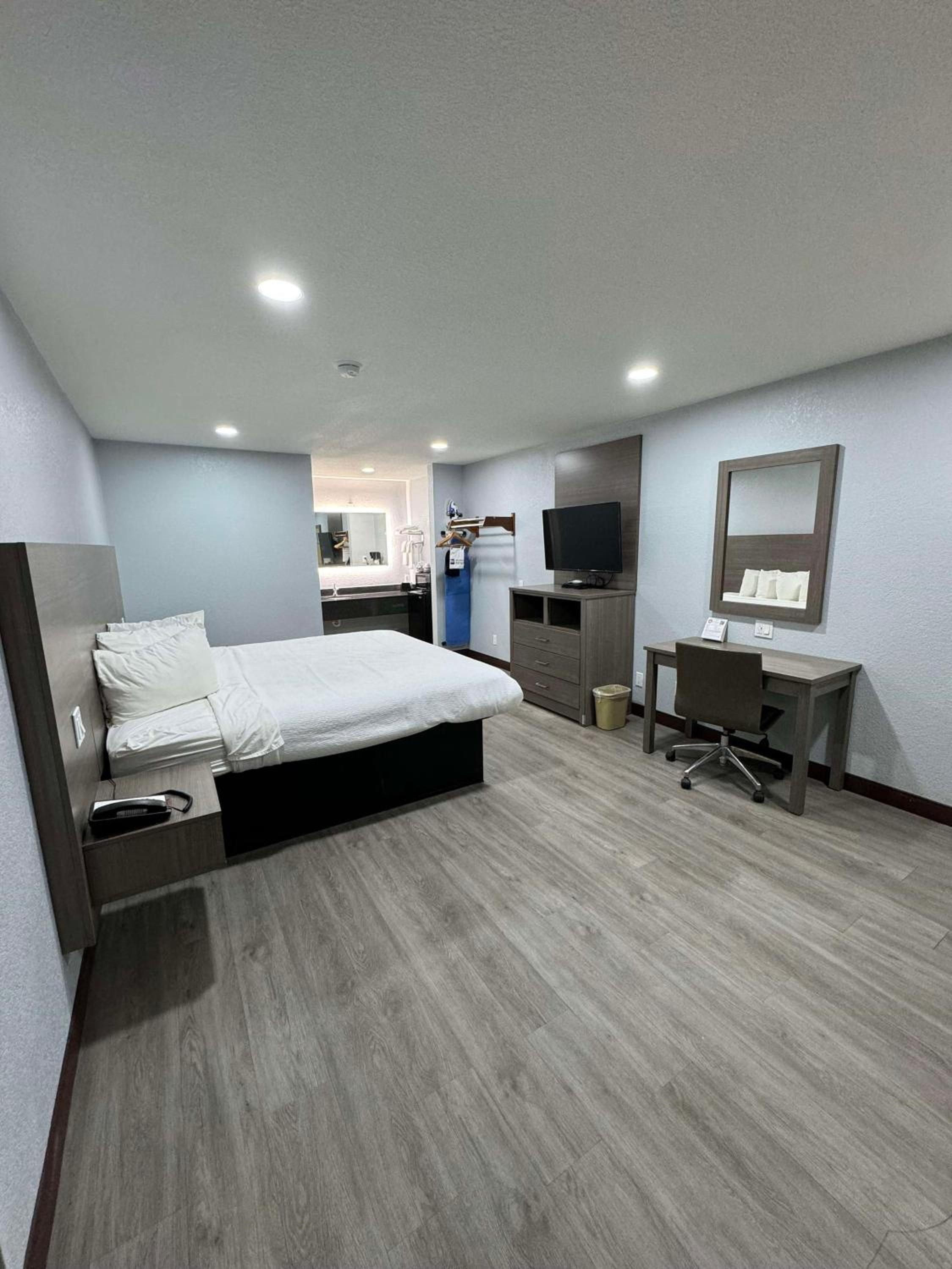 King Room with Bath Tub - Disability Access/Non-Smoking  photo 2