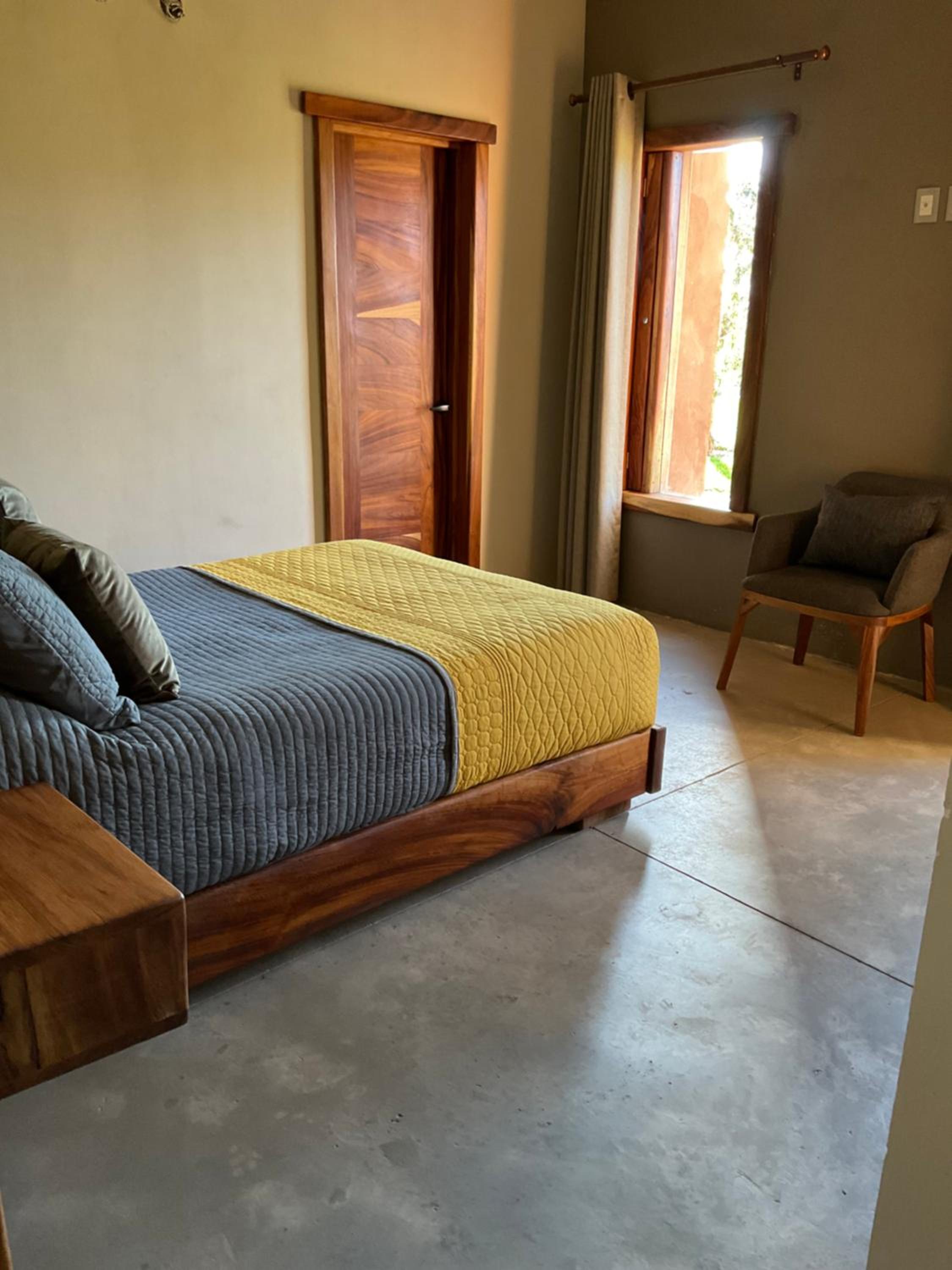 Six-Bedroom House photo 1