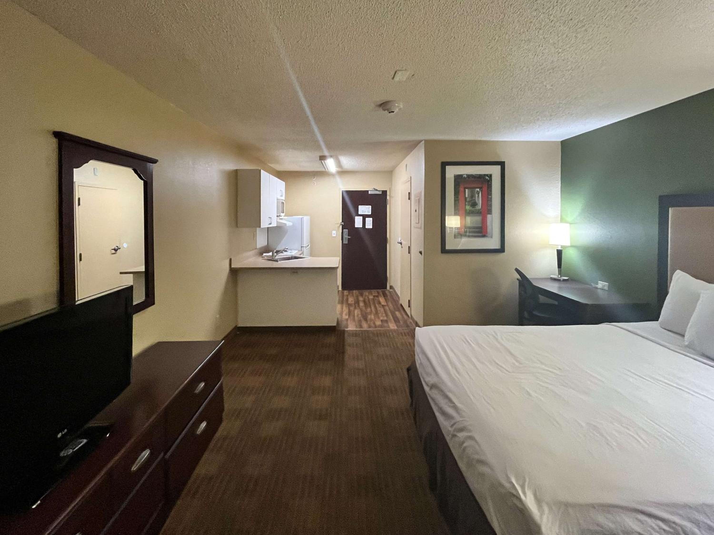 King Room - Non-Smoking - Photo 1