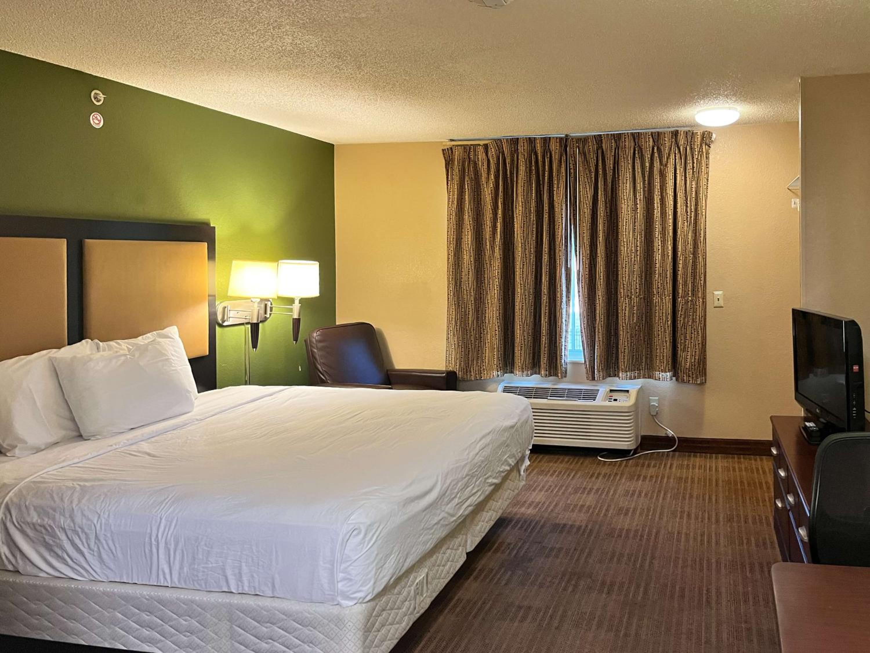 King Room - Non-Smoking - Photo 4