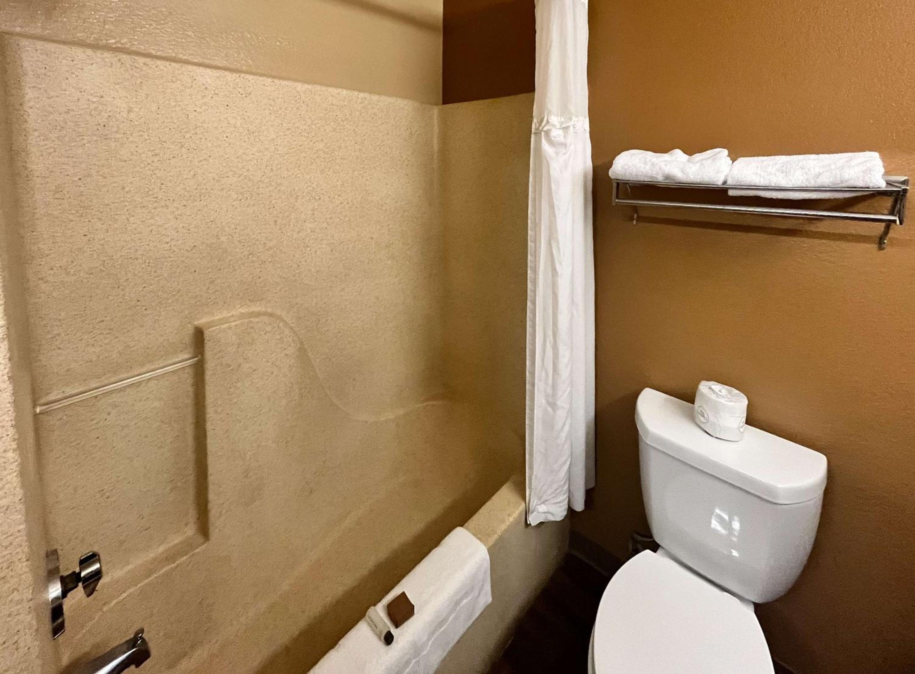 Queen Room - Non-Smoking - Photo 11