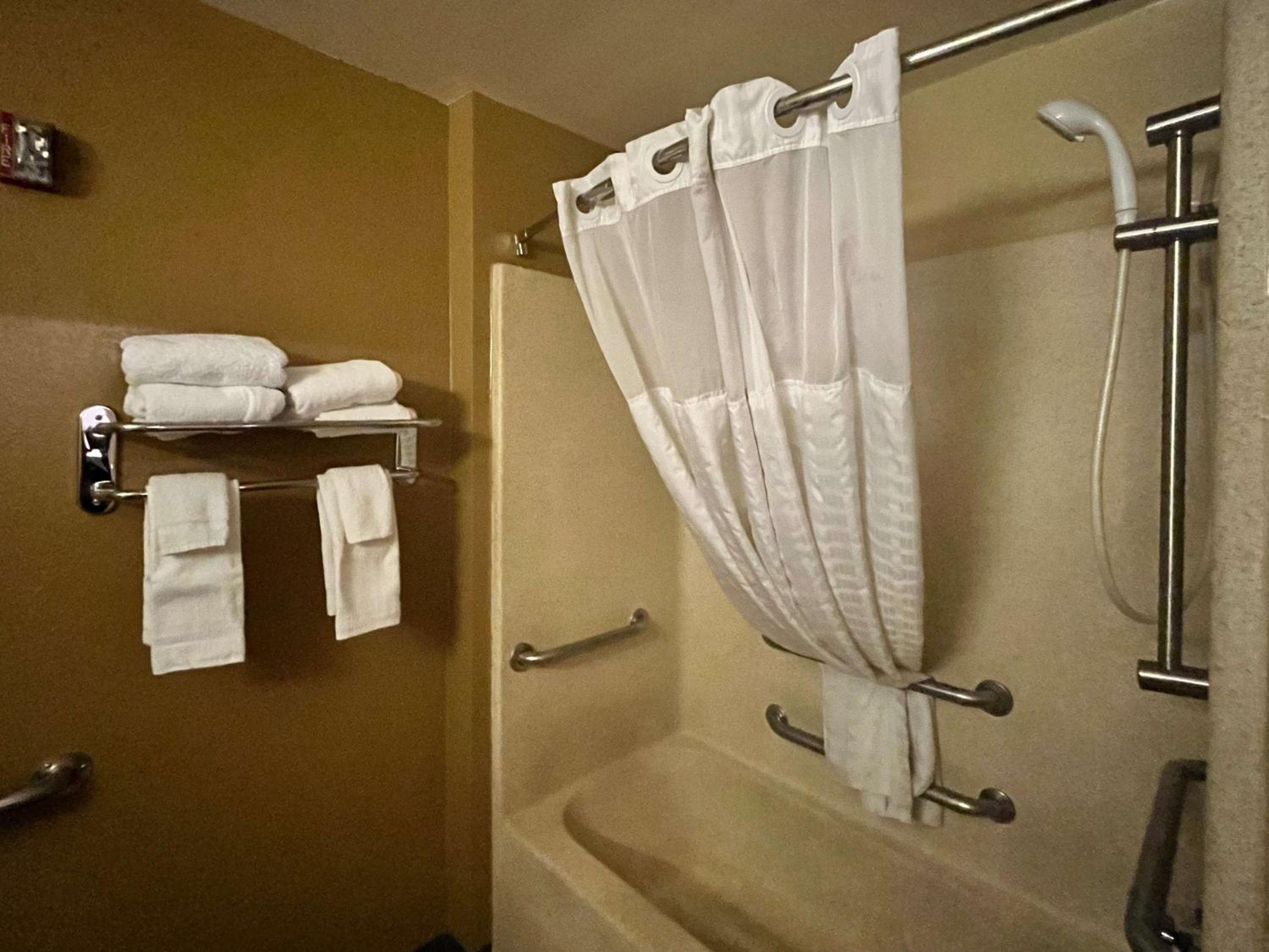 Queen Room with Two Queen Beds - Disability Access - Non-Smoking - Photo 3