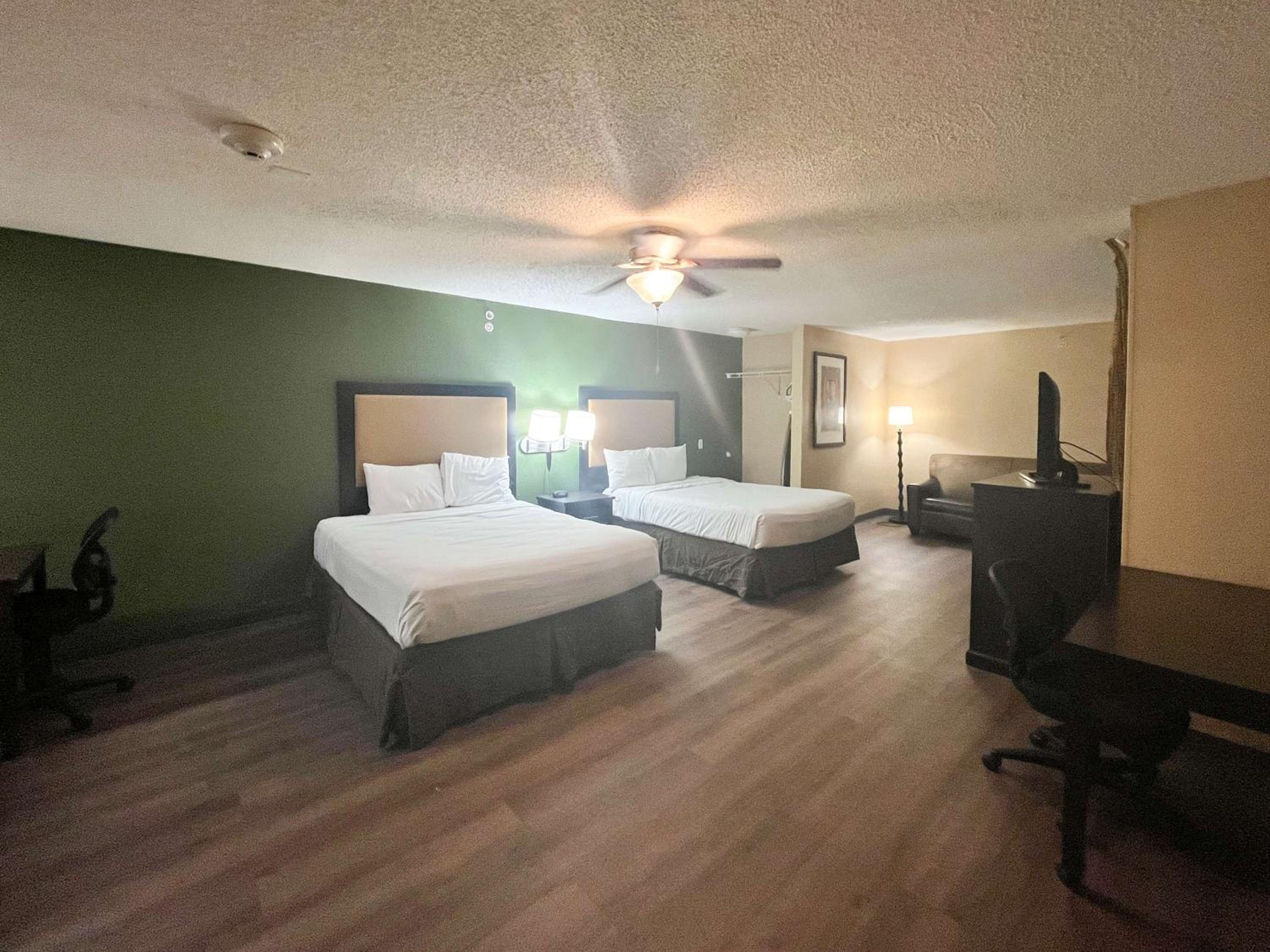 Queen Room with Two Queen Beds - Non-Smoking - Photo 1