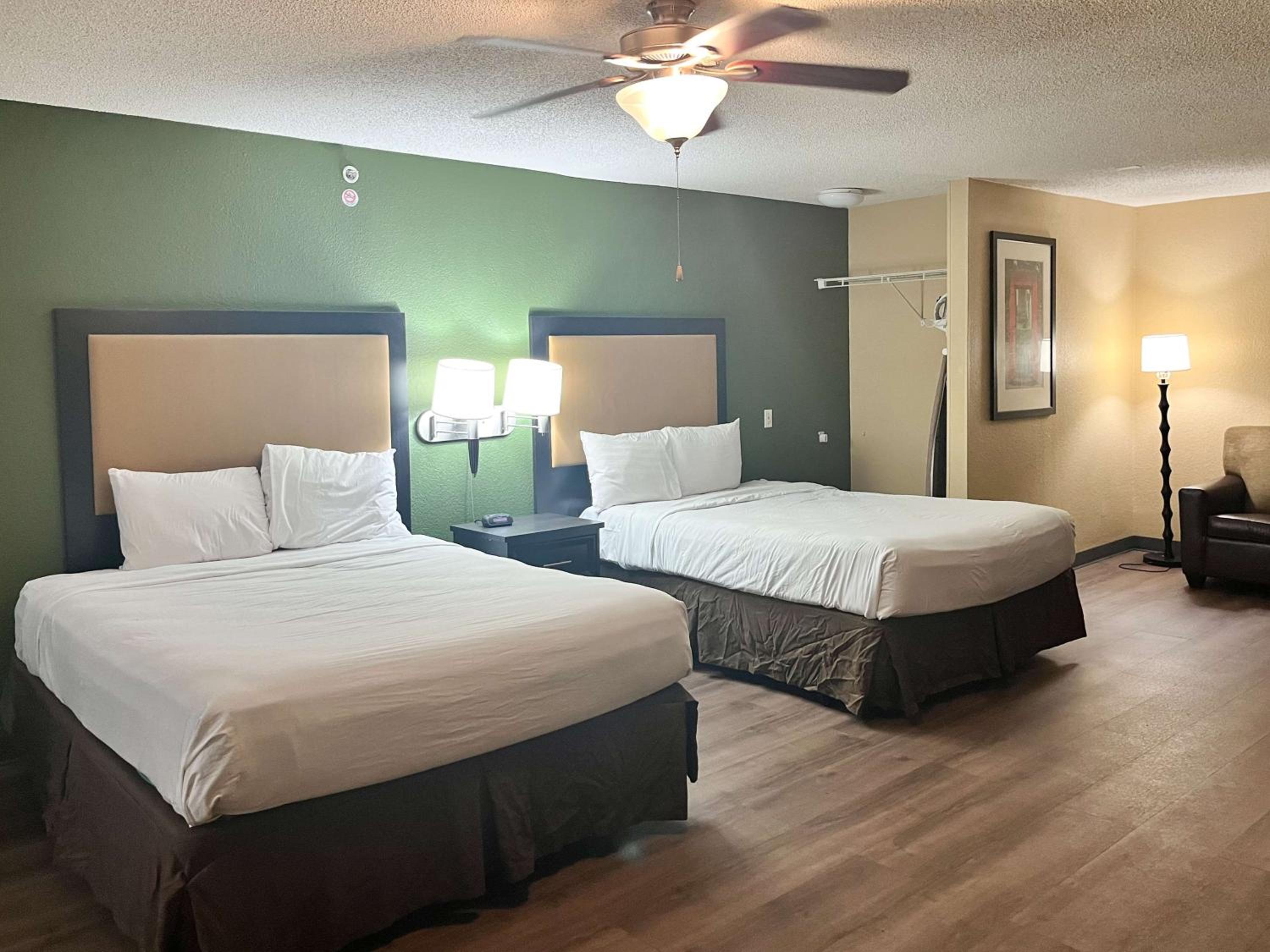 Queen Room with Two Queen Beds - Non-Smoking - Photo 4
