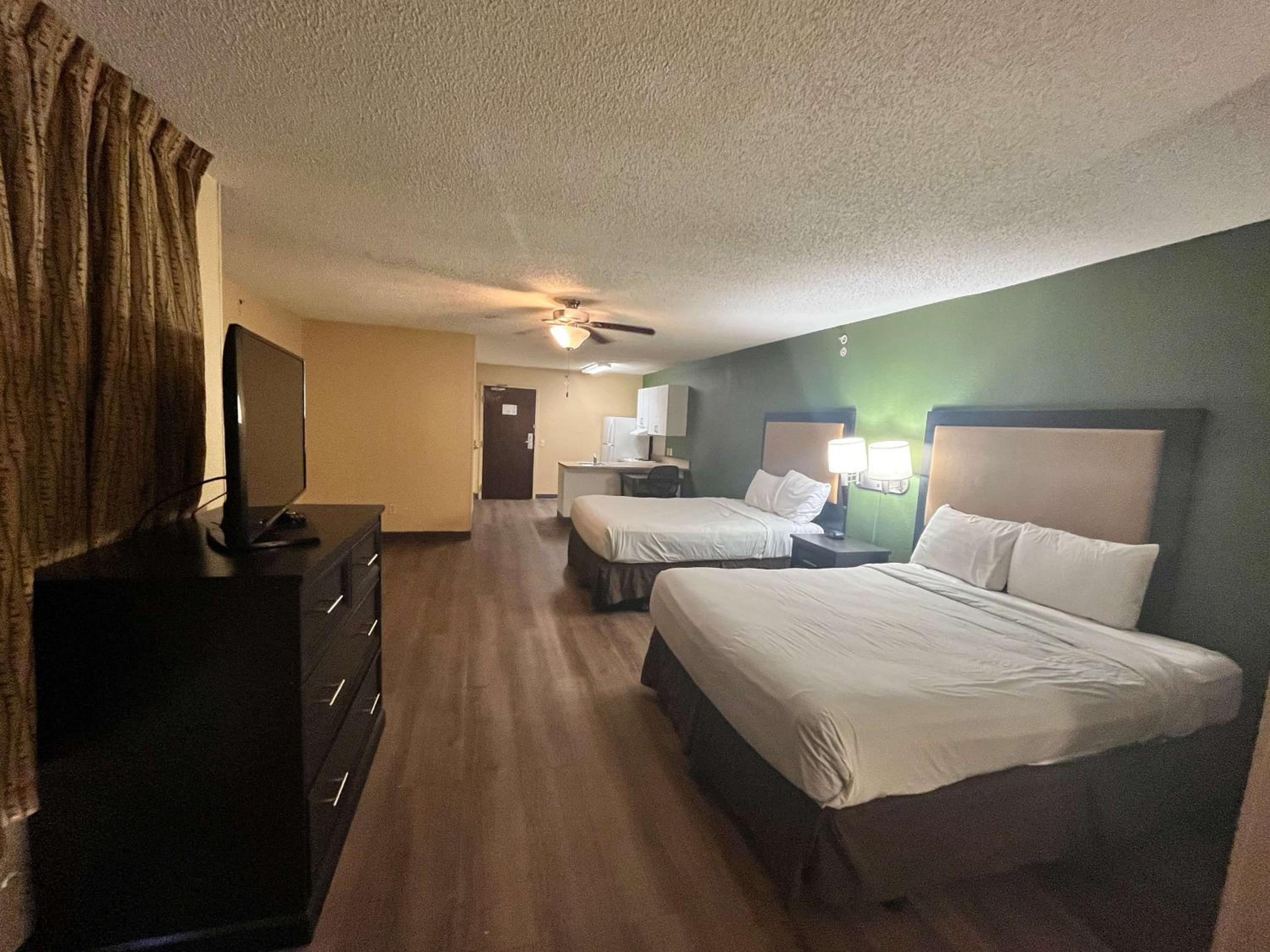 Queen Room with Two Queen Beds - Non-Smoking - Photo 3