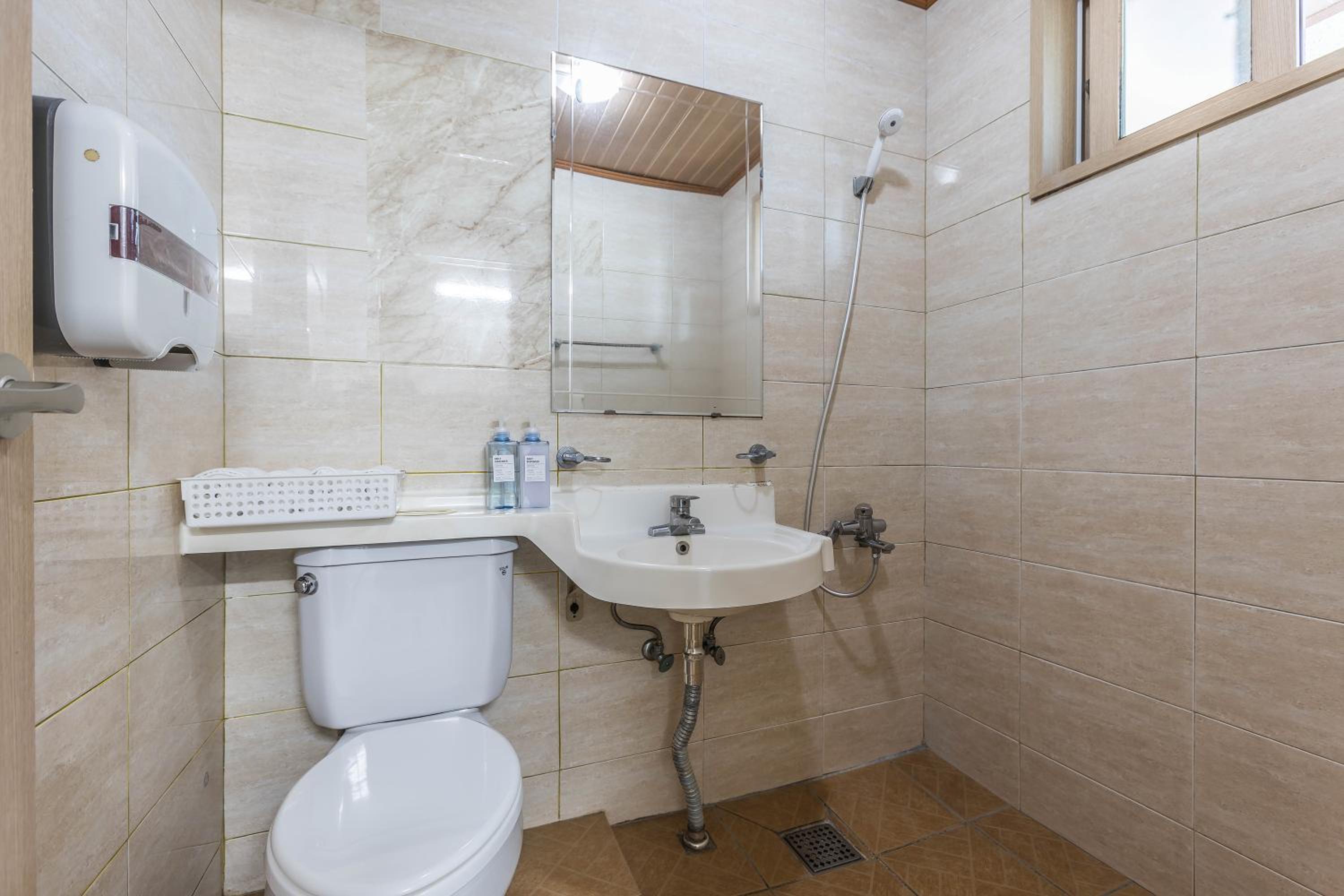 Standard Double Room - Photo 3