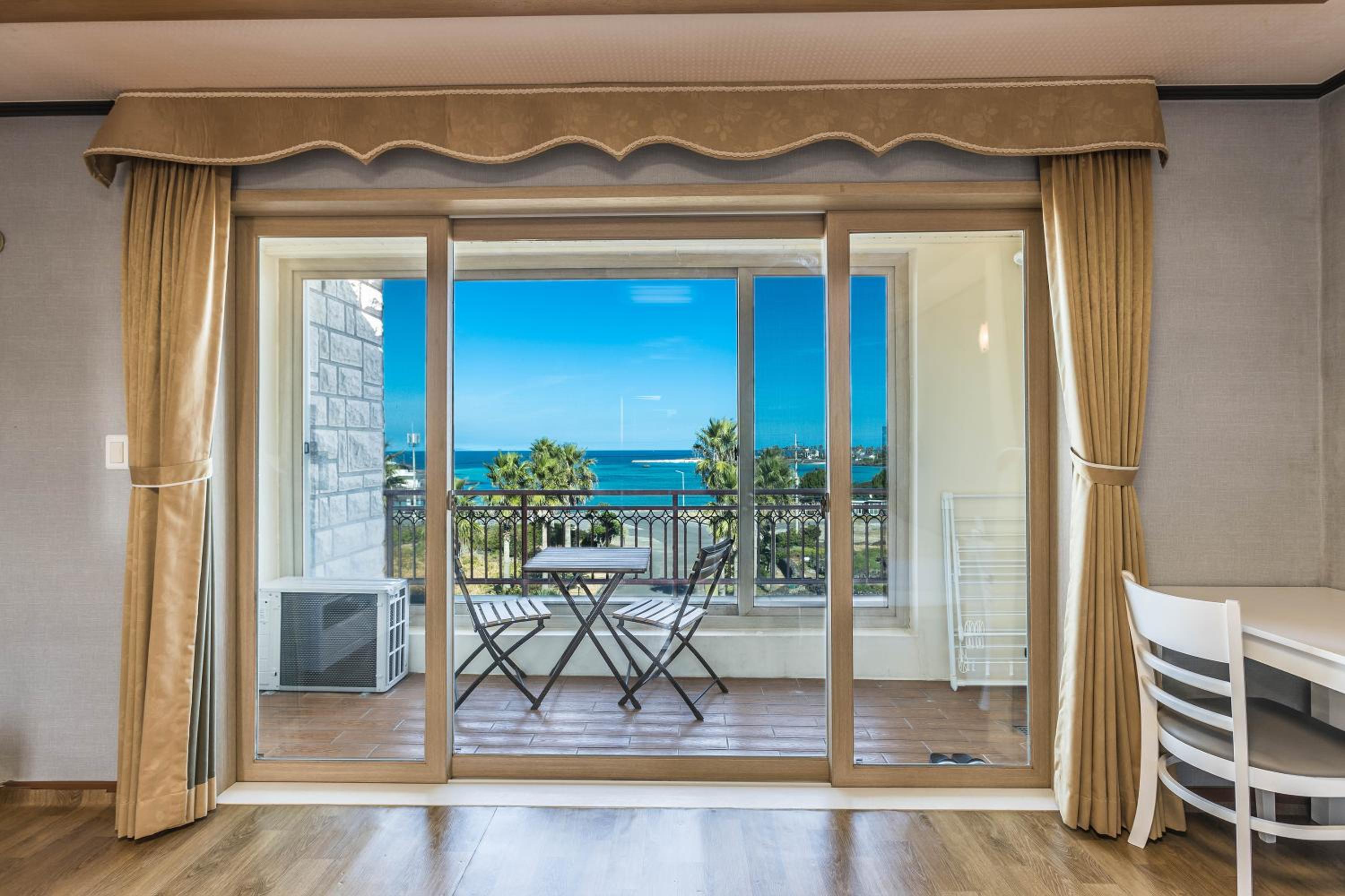 Standard Double Room - Photo 9