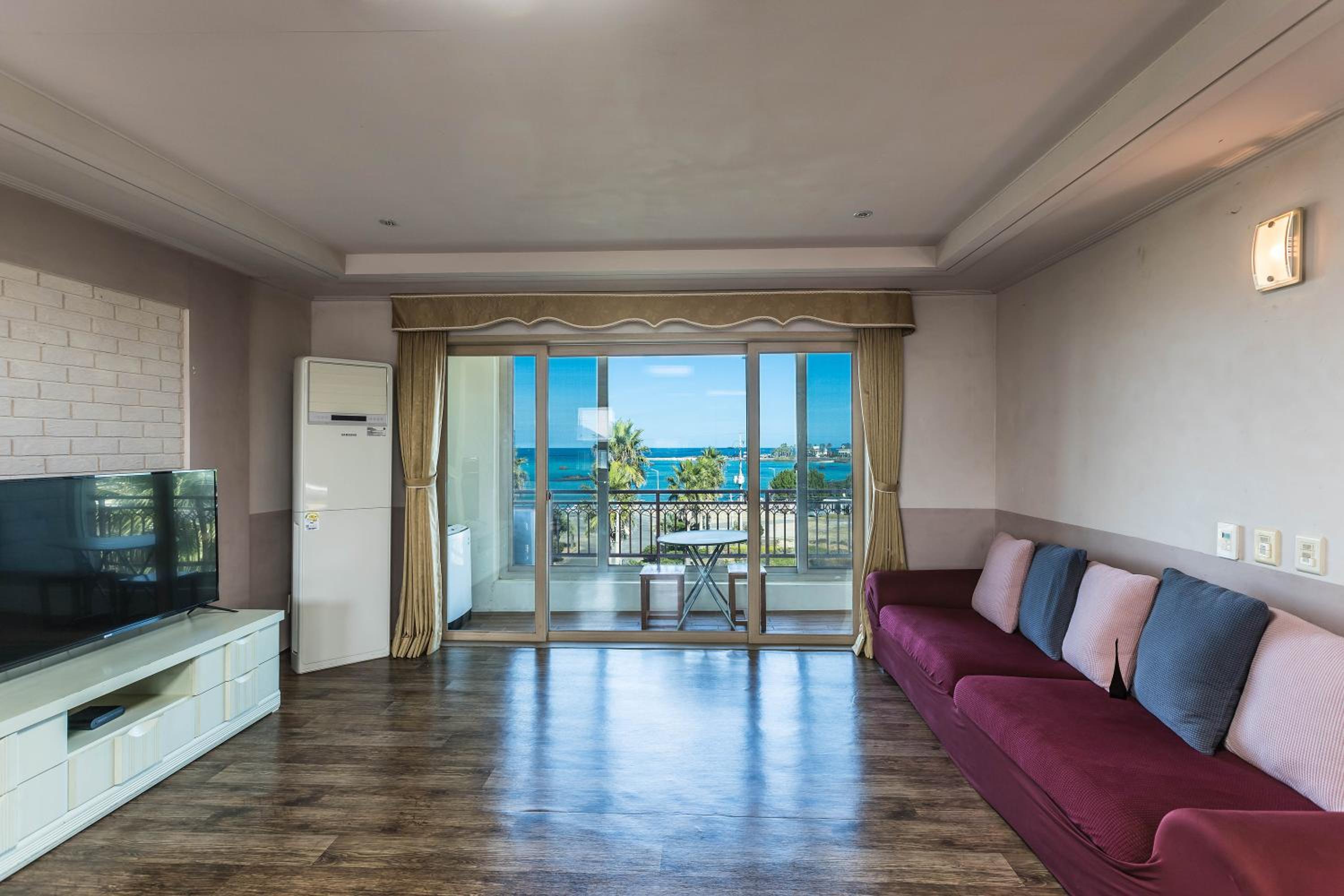 Suite - Photo 1