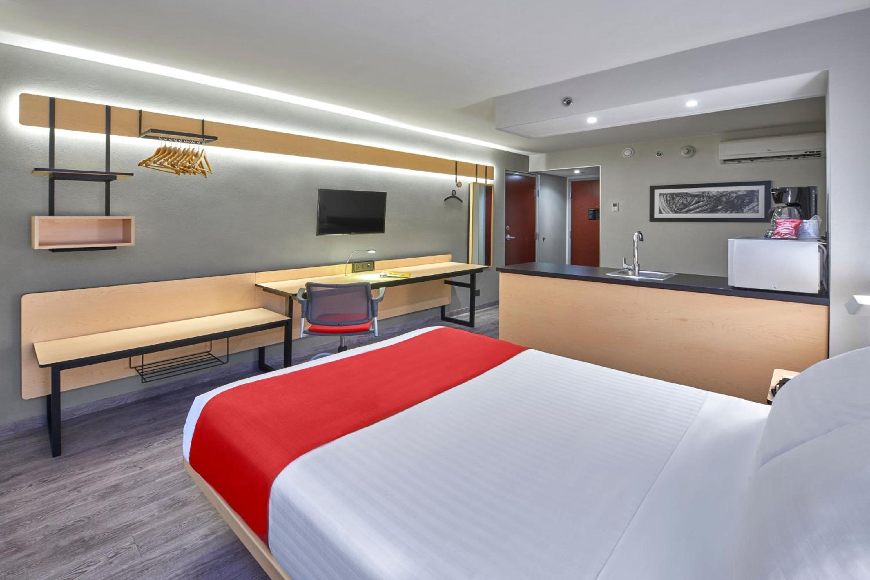 Queen Suite with Sofa Bed - Photo 3