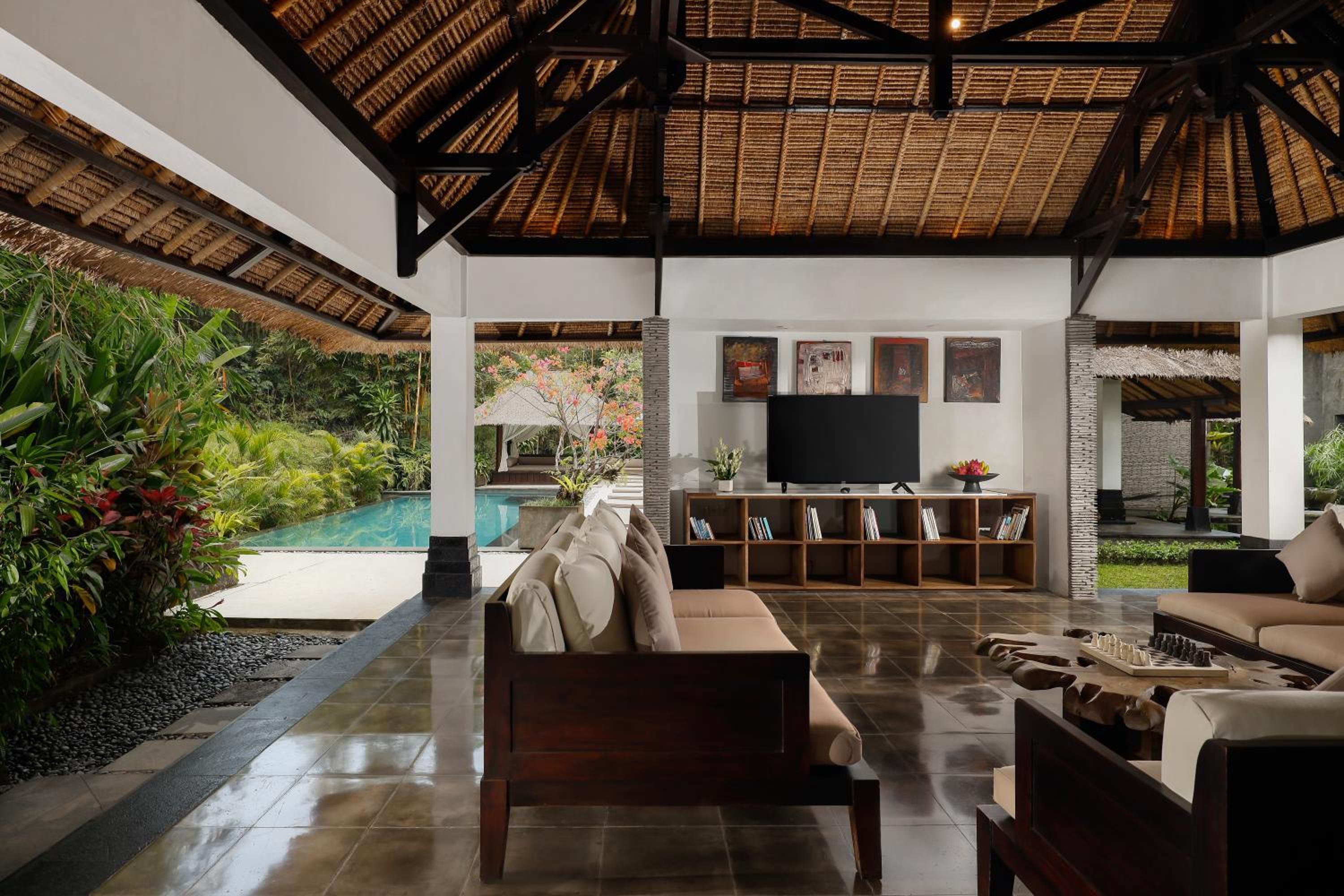 Six-Bedroom Villa with Private Pool - Photo 1