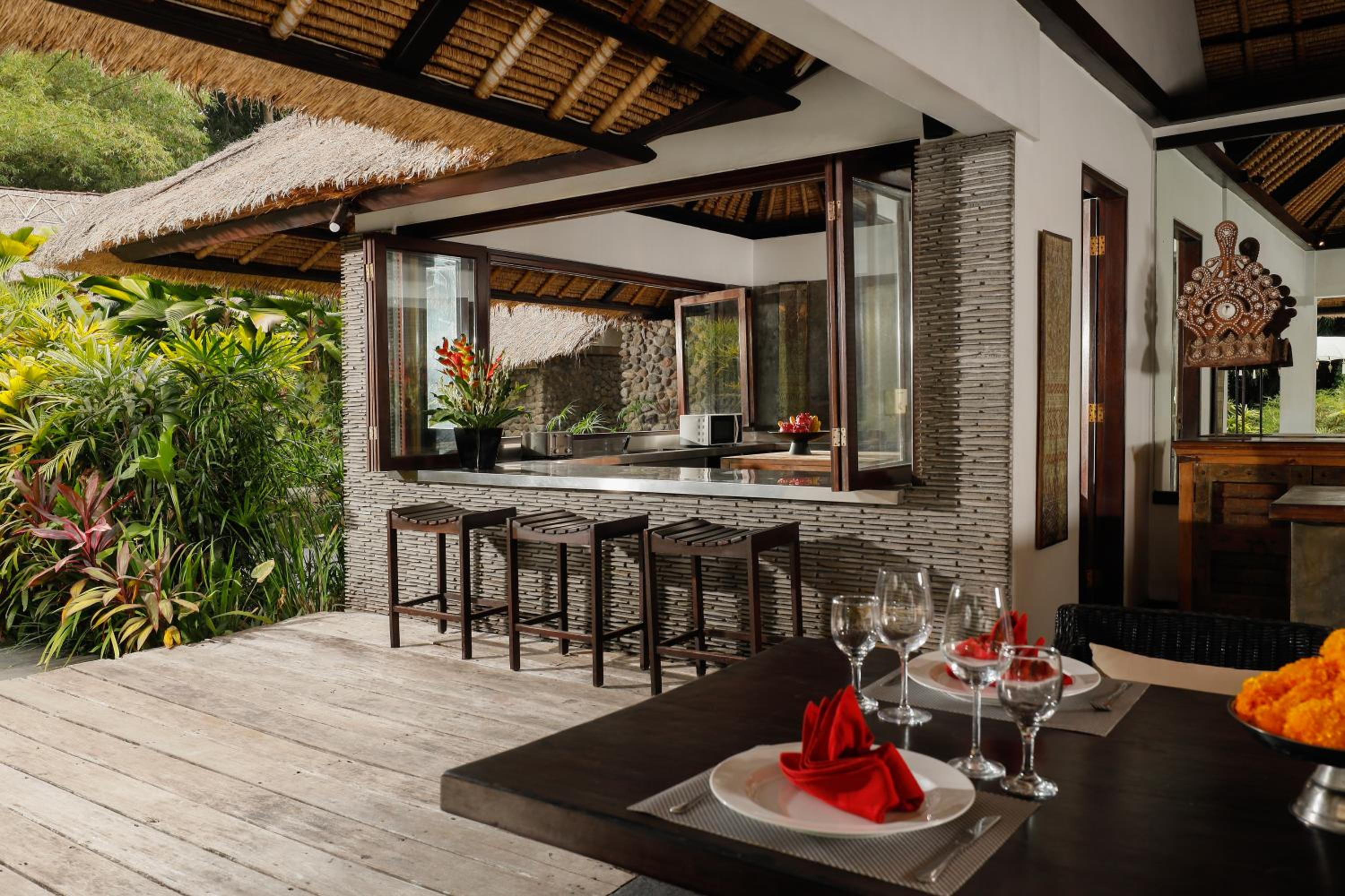 Six-Bedroom Villa with Private Pool - Photo 4
