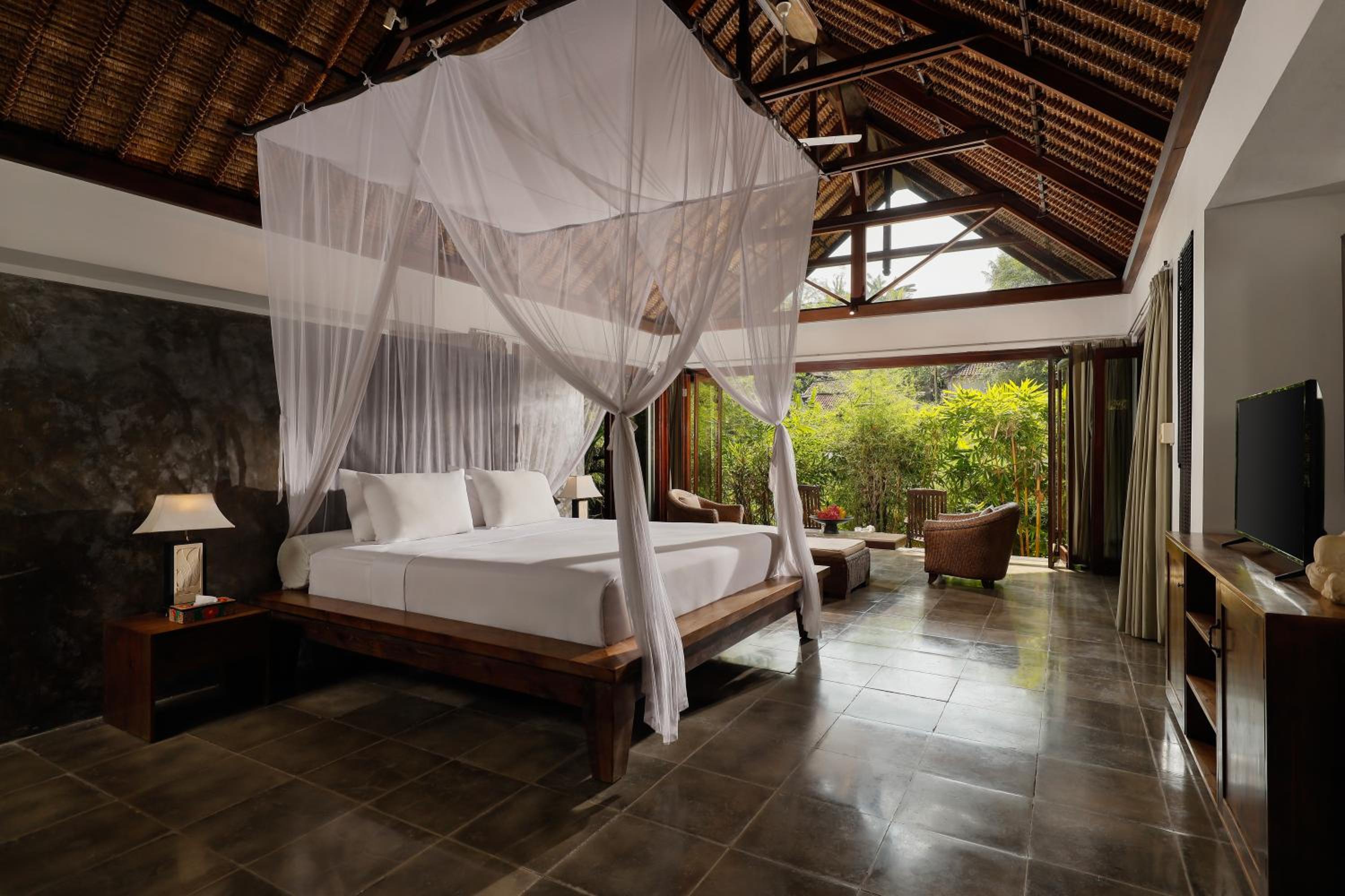 Six-Bedroom Villa with Private Pool - Photo 3