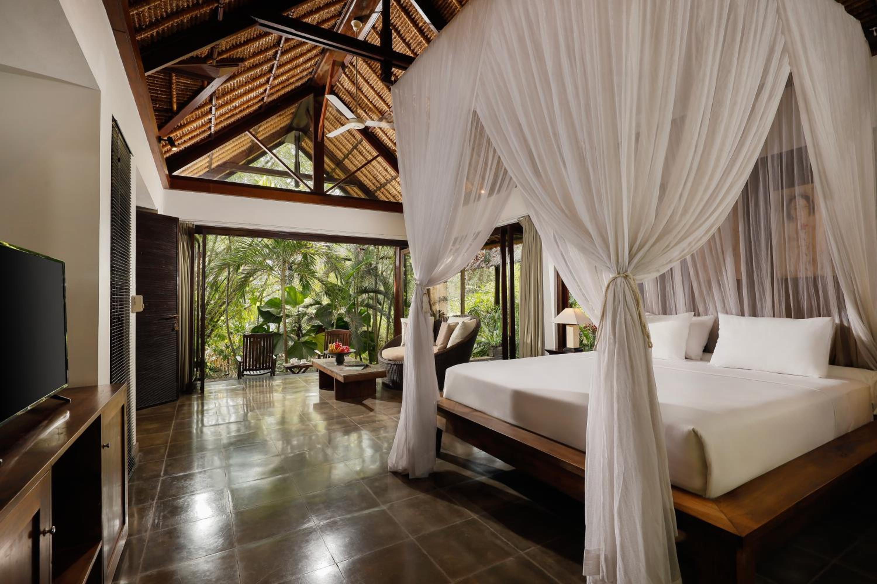 Six-Bedroom Villa with Private Pool - Photo 9