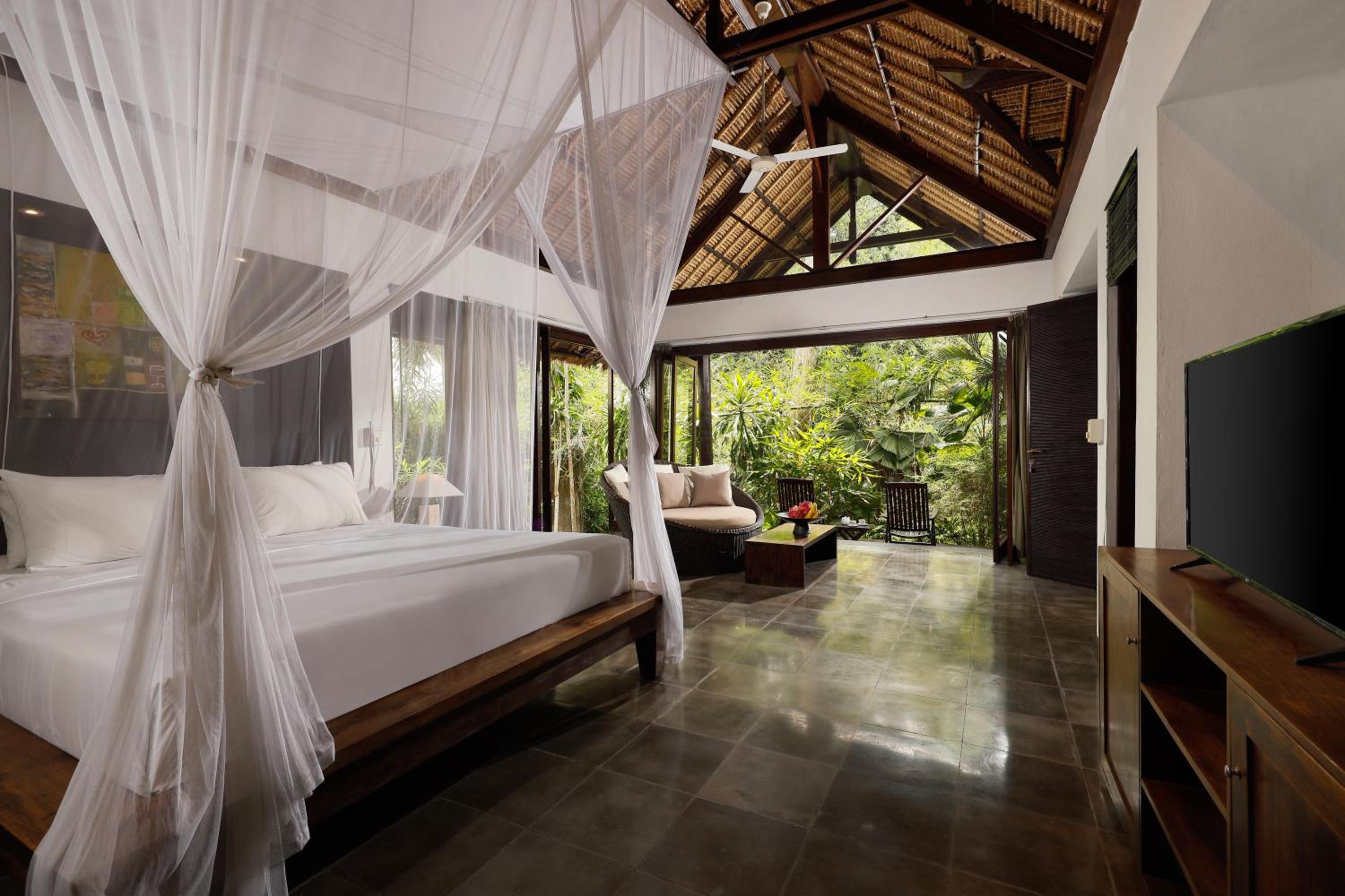 Six-Bedroom Villa with Private Pool - Photo 10