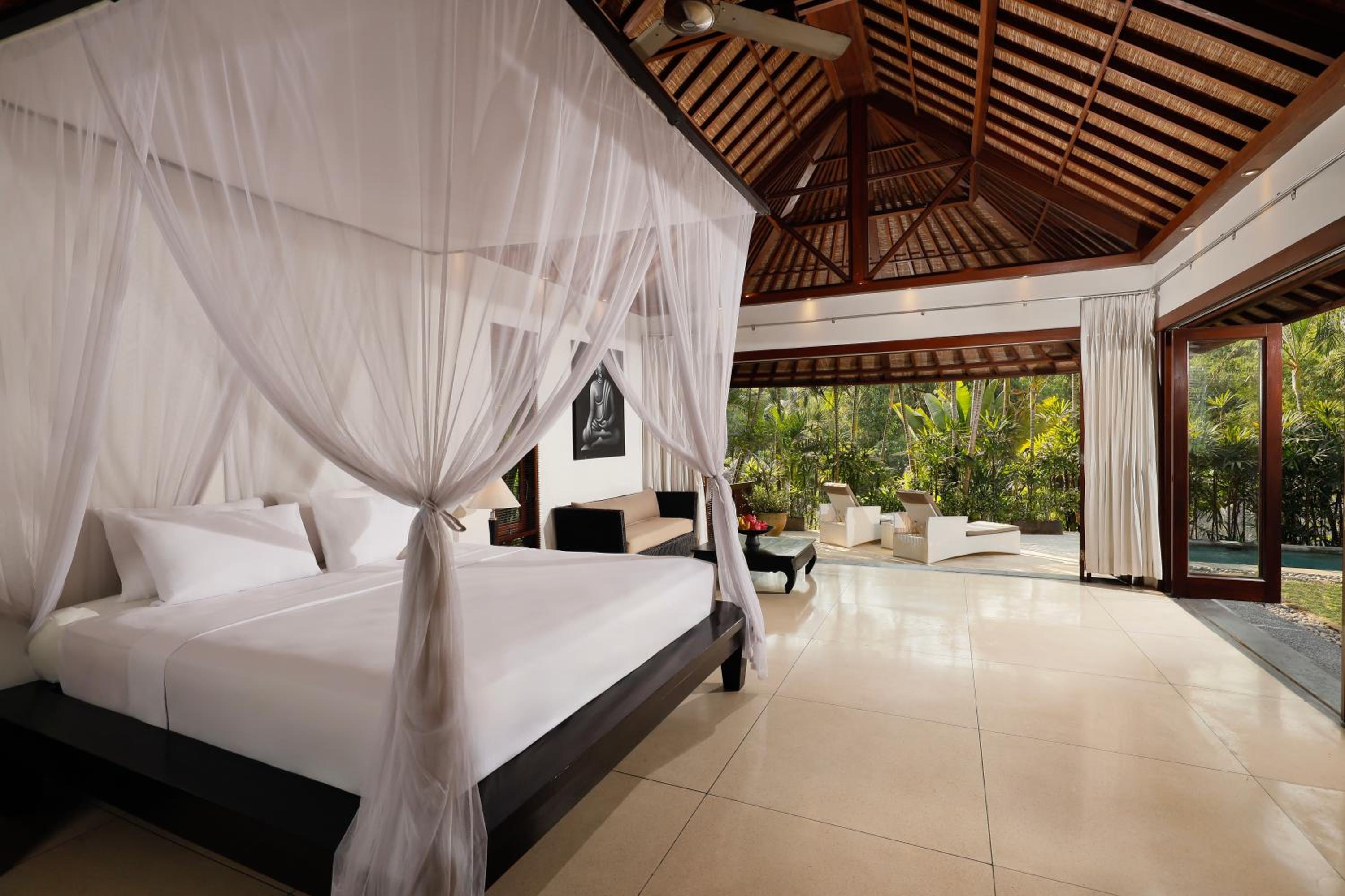 Six-Bedroom Villa with Private Pool - Photo 7